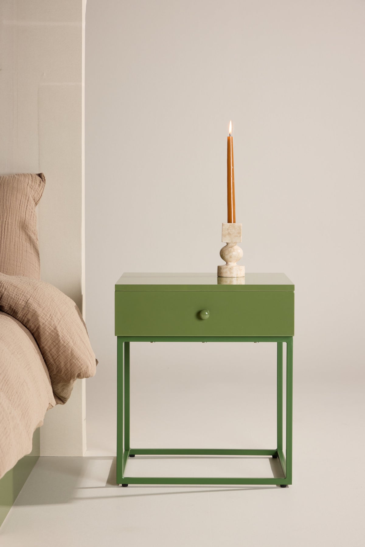 Hellgrauer Nachttisch aus Stahl mit offener, minimalistischer Konstruktion, Modell Bakal von Venture Home, Frontalansicht.