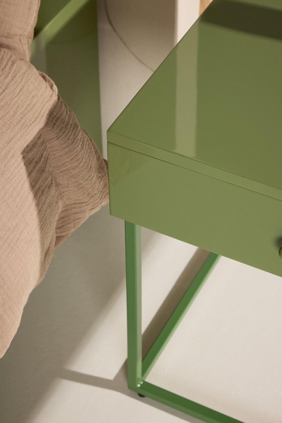 Hellgrauer Nachttisch aus Stahl mit offener, minimalistischer Konstruktion, Modell Bakal von Venture Home, Frontalansicht.