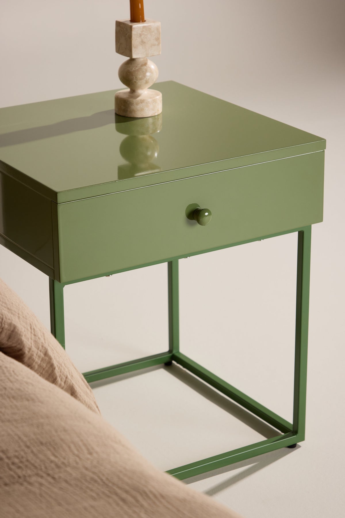 Hellgrauer Nachttisch aus Stahl mit offener, minimalistischer Konstruktion, Modell Bakal von Venture Home, Frontalansicht.