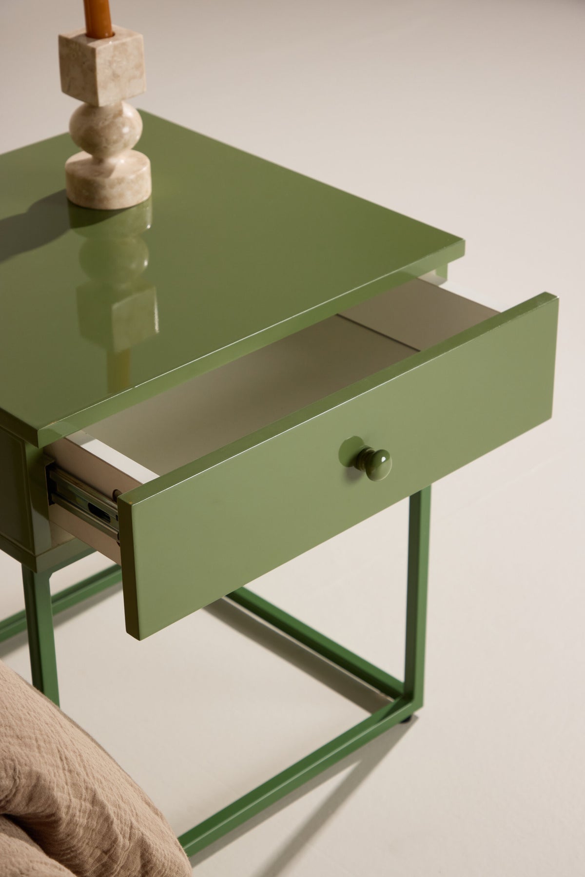 Hellgrauer Nachttisch aus Stahl mit offener, minimalistischer Konstruktion, Modell Bakal von Venture Home, Frontalansicht.