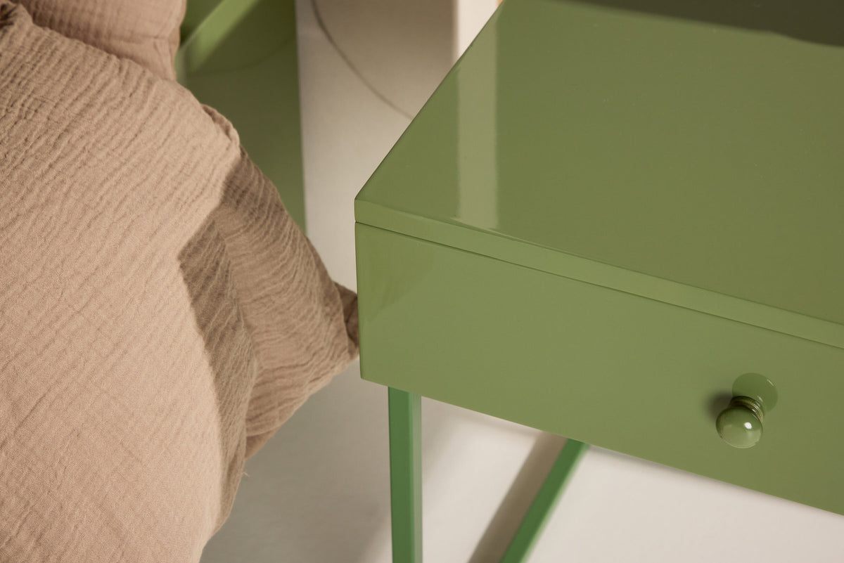 Bakal Nachttisch in Grün präsentiert im Onlineshop von KAQTU Design AG. Beistelltisch ist von Venture Home