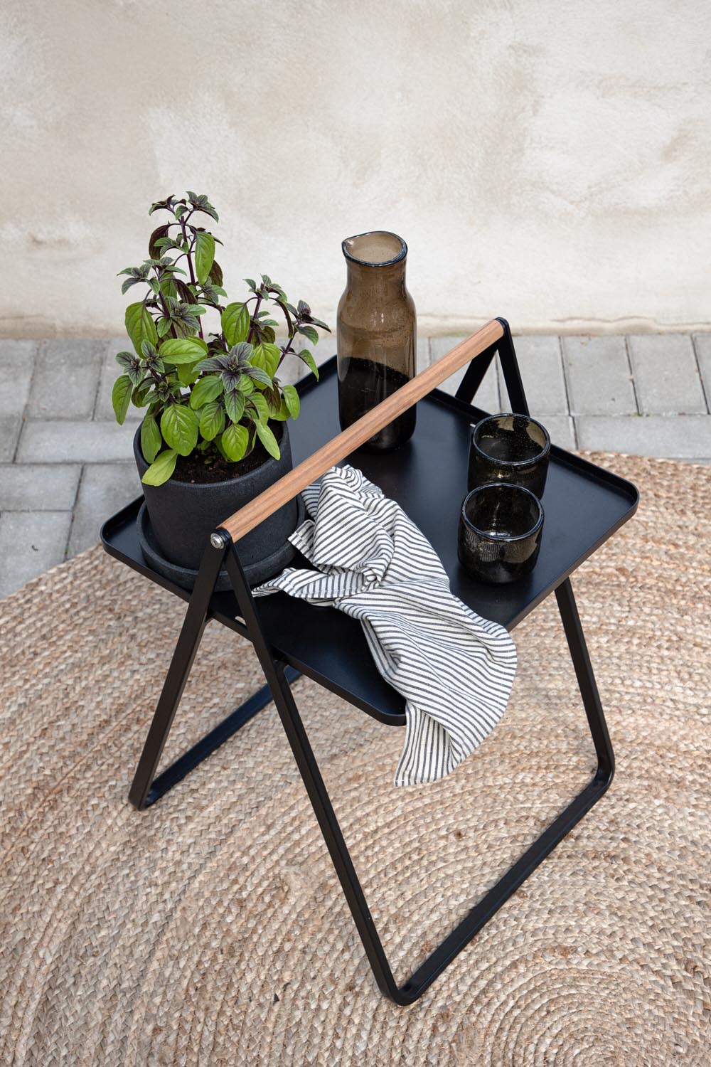 Clarin Beistelltisch in Schwarz präsentiert im Onlineshop von KAQTU Design AG. Beistelltisch Outdoor ist von Venture Home