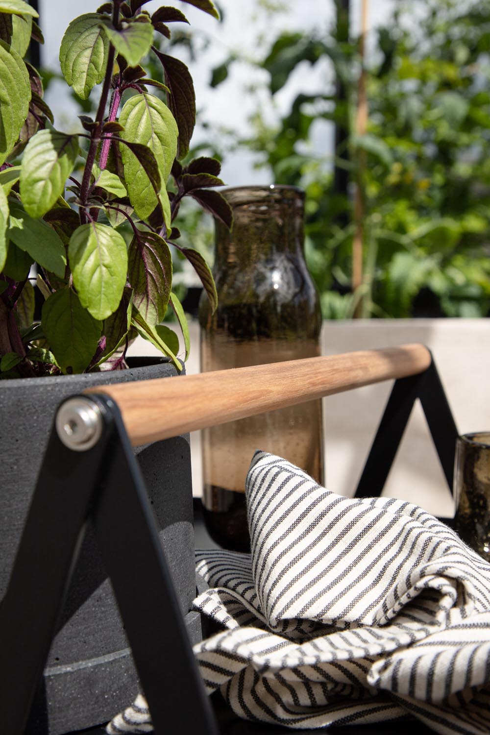 Clarin Beistelltisch in Schwarz präsentiert im Onlineshop von KAQTU Design AG. Beistelltisch Outdoor ist von Venture Home