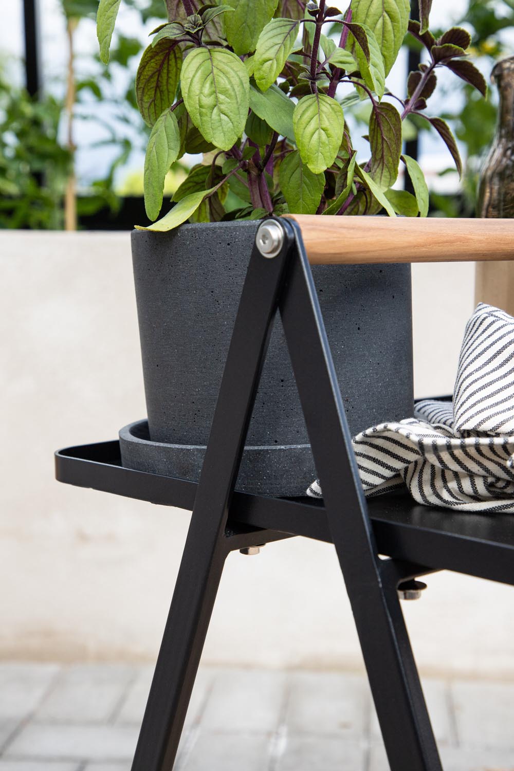 Clarin Beistelltisch in Schwarz präsentiert im Onlineshop von KAQTU Design AG. Beistelltisch Outdoor ist von Venture Home