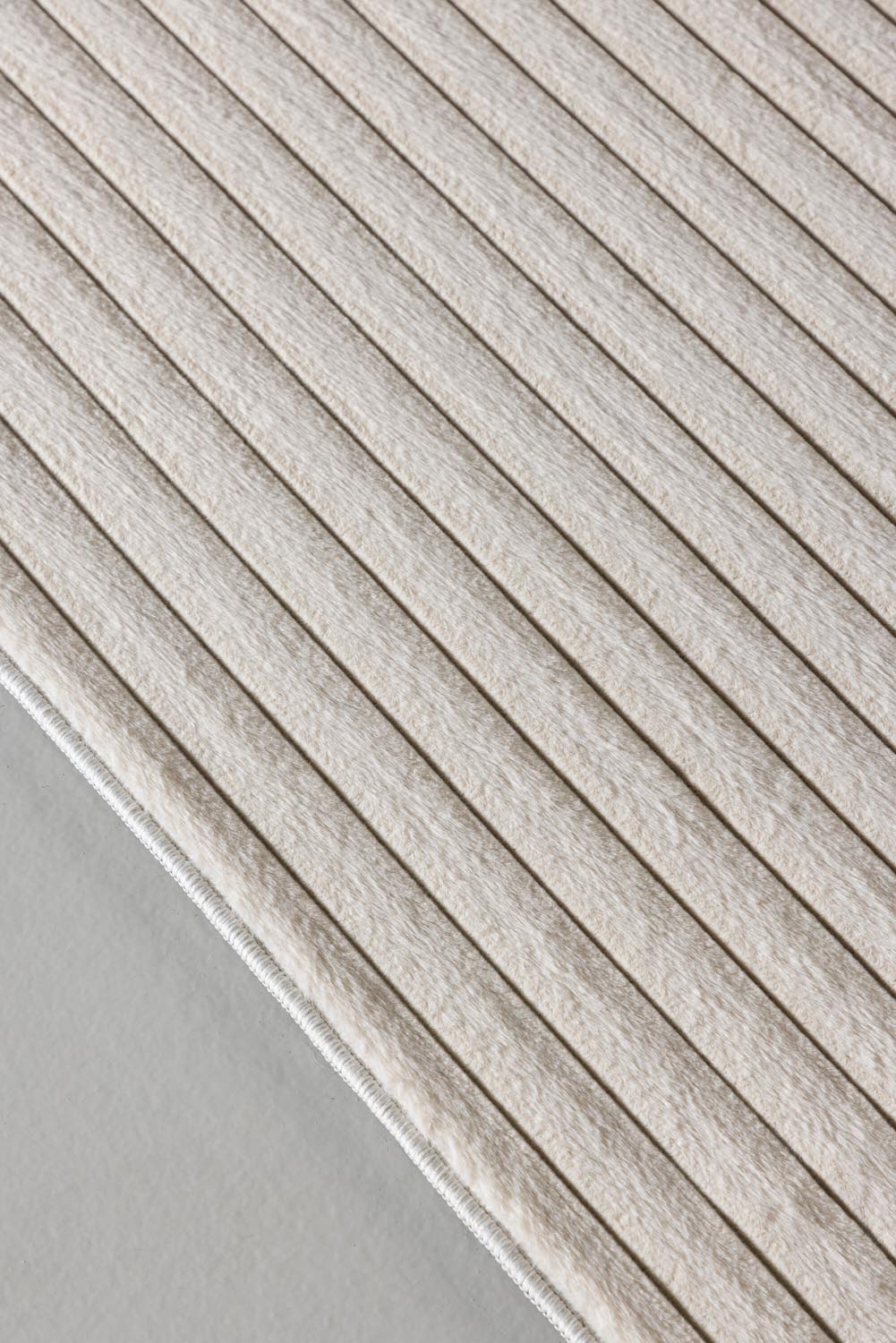 Miller Teppich in Cremefarben präsentiert im Onlineshop von KAQTU Design AG. Teppich ist von Venture Home