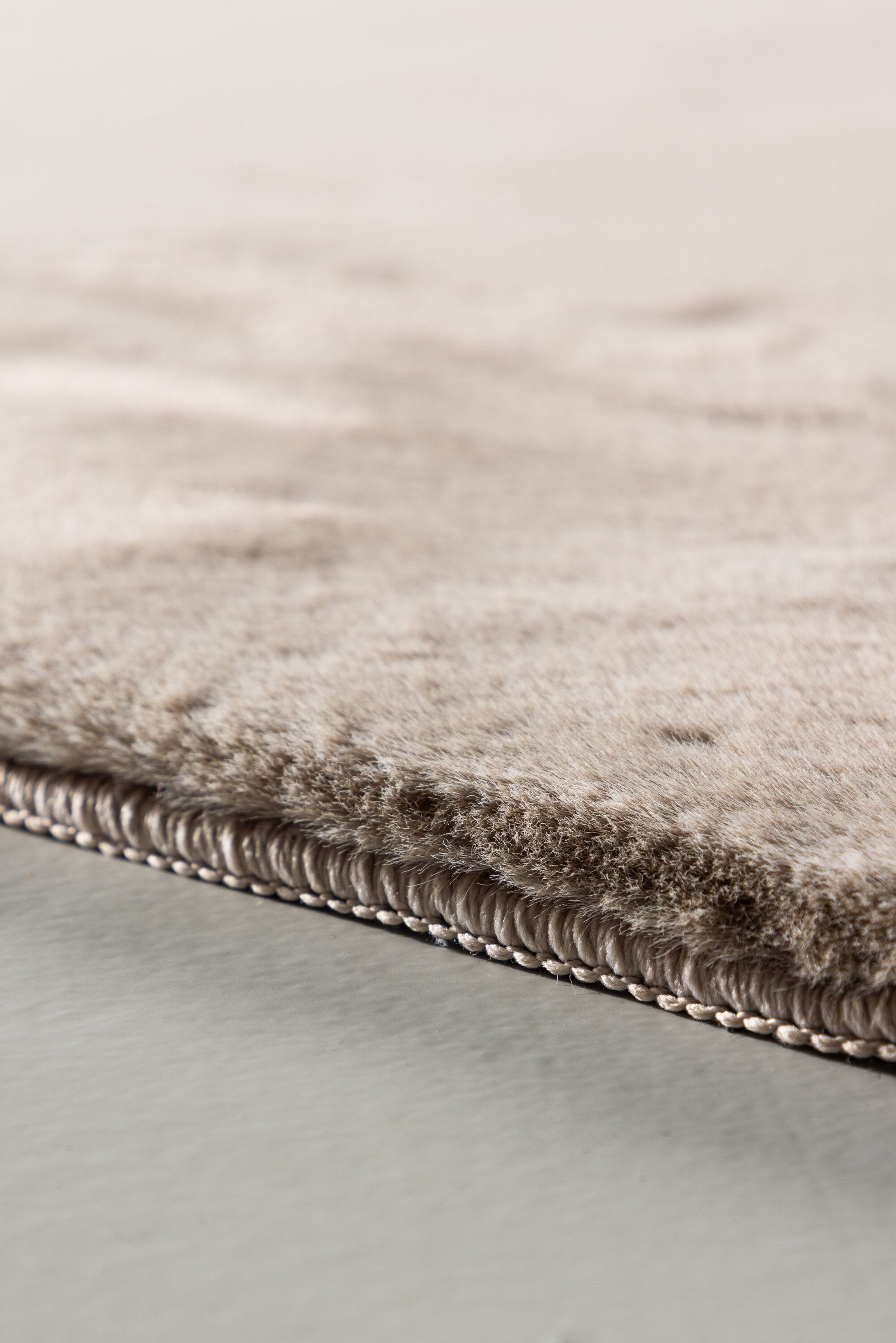 Leni Teppich in Beige präsentiert im Onlineshop von KAQTU Design AG. Teppich ist von Venture Home