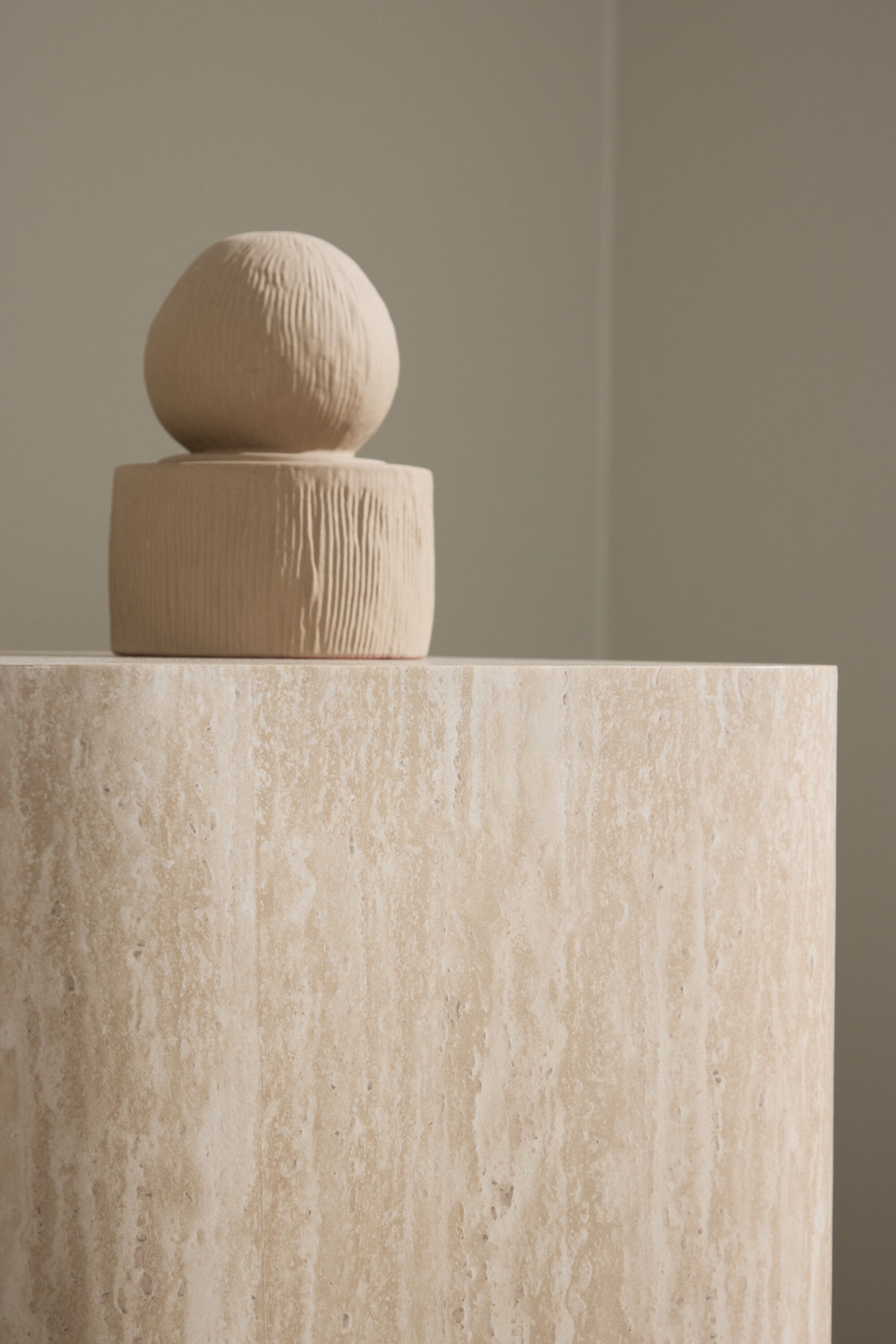 Klirou Beistelltisch 40x40 in Beige präsentiert im Onlineshop von KAQTU Design AG. Beistelltisch ist von Venture Home