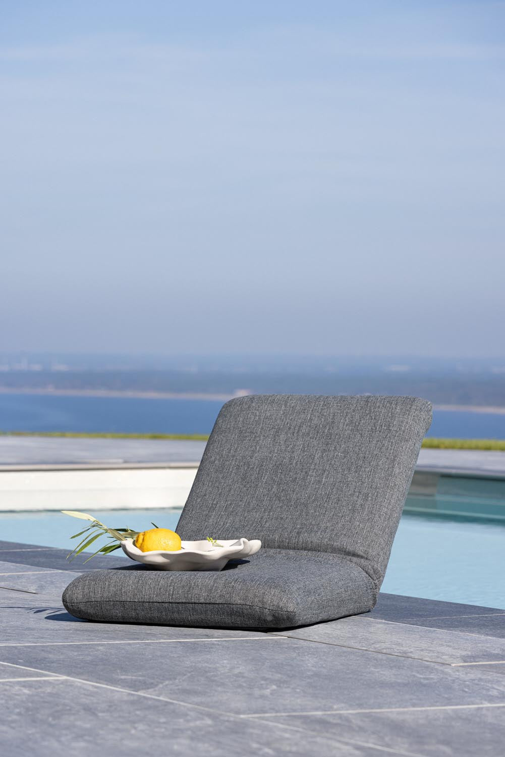 Trond Sonnenliege in Grau präsentiert im Onlineshop von KAQTU Design AG. Liegestuhl ist von Venture Home