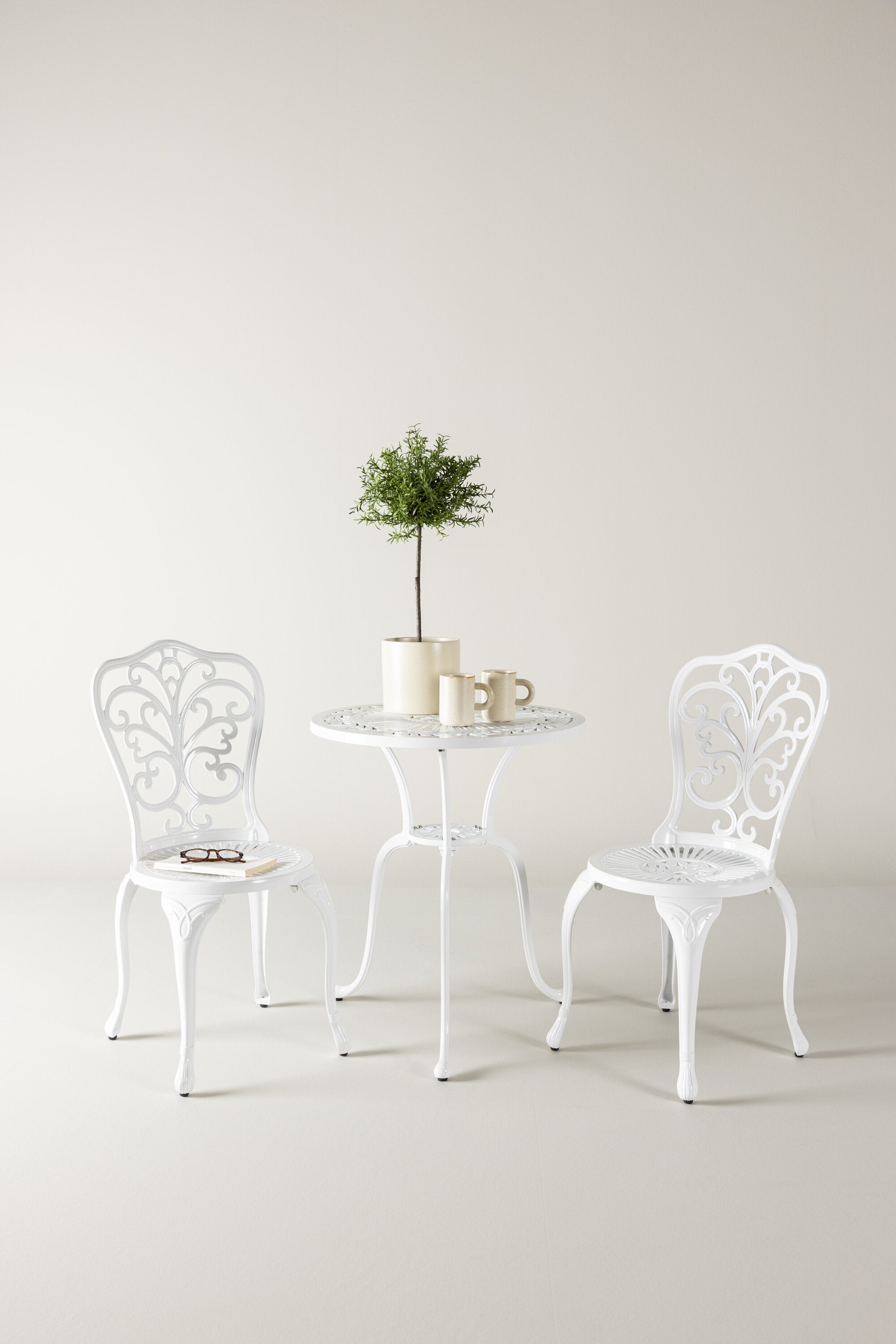 Nandin Tisch Set in Weiss / Weiss präsentiert im Onlineshop von KAQTU Design AG. Gartentischset ist von Venture Home