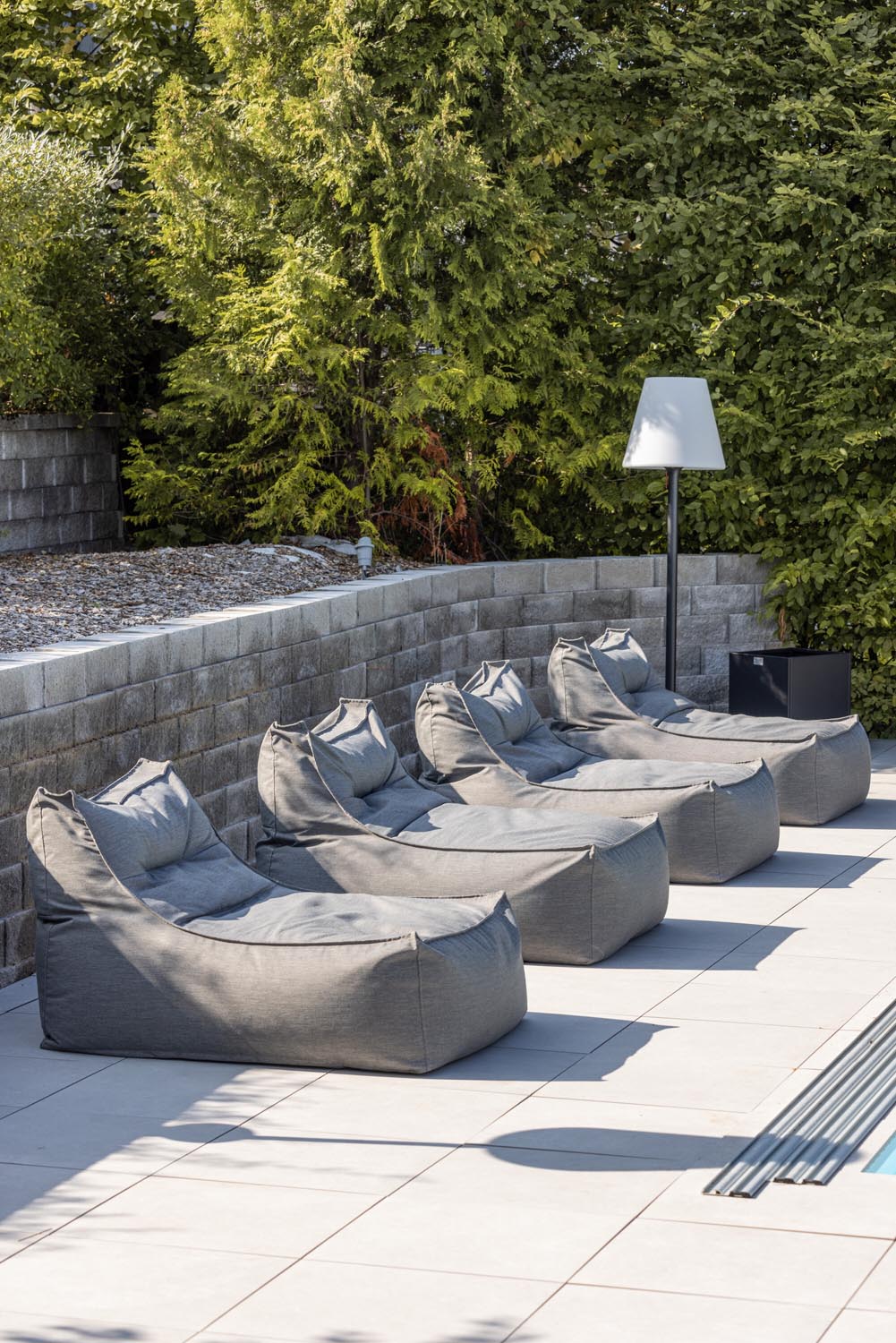 Redang Lounge Stuhl in Dunkelgrau präsentiert im Onlineshop von KAQTU Design AG. Outdoor-Sessel ist von Venture Home