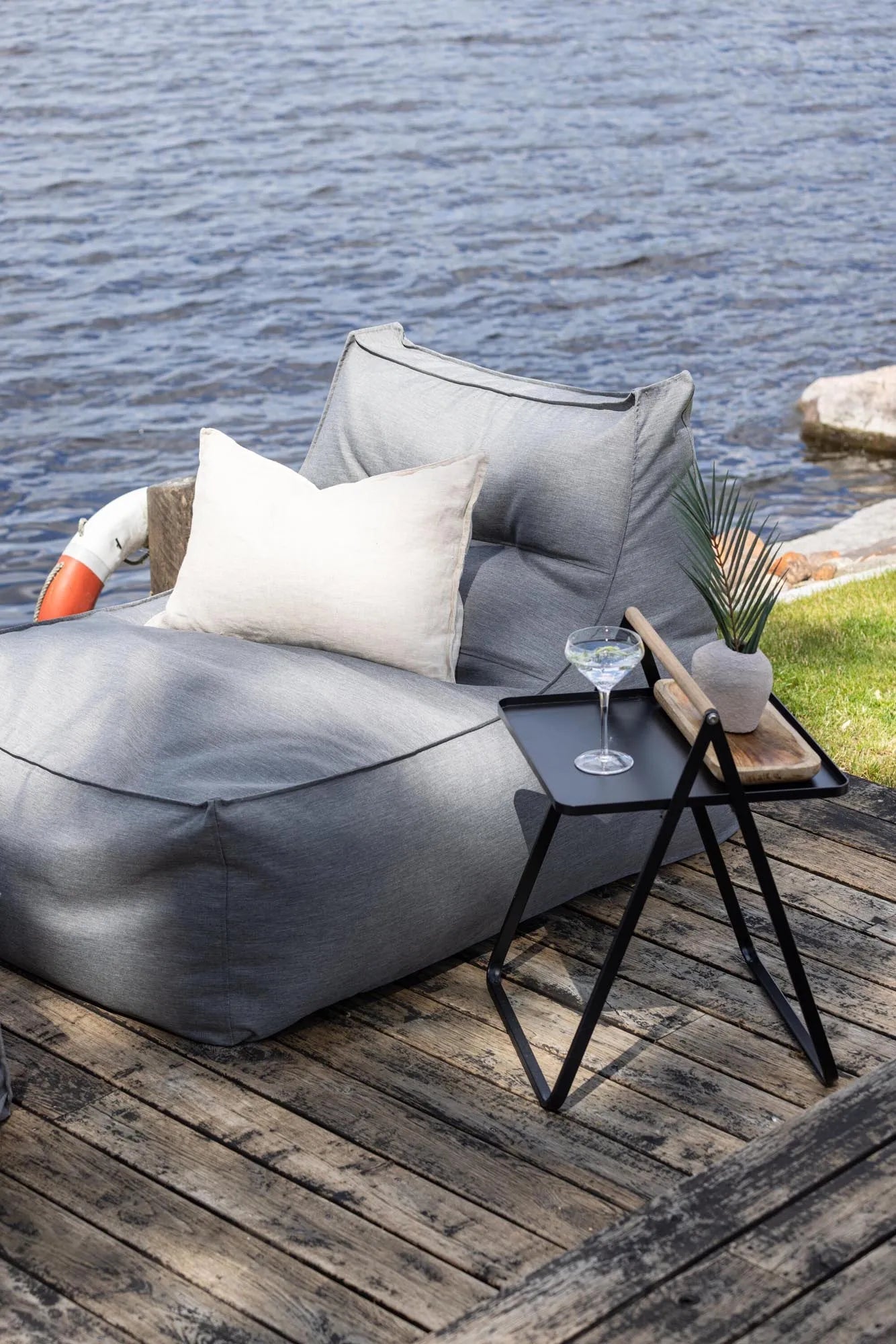 Der Redang Lounge Stuhl von Venture Home bietet stilvolles Design und Komfort, ideal für moderne Wohnräume.