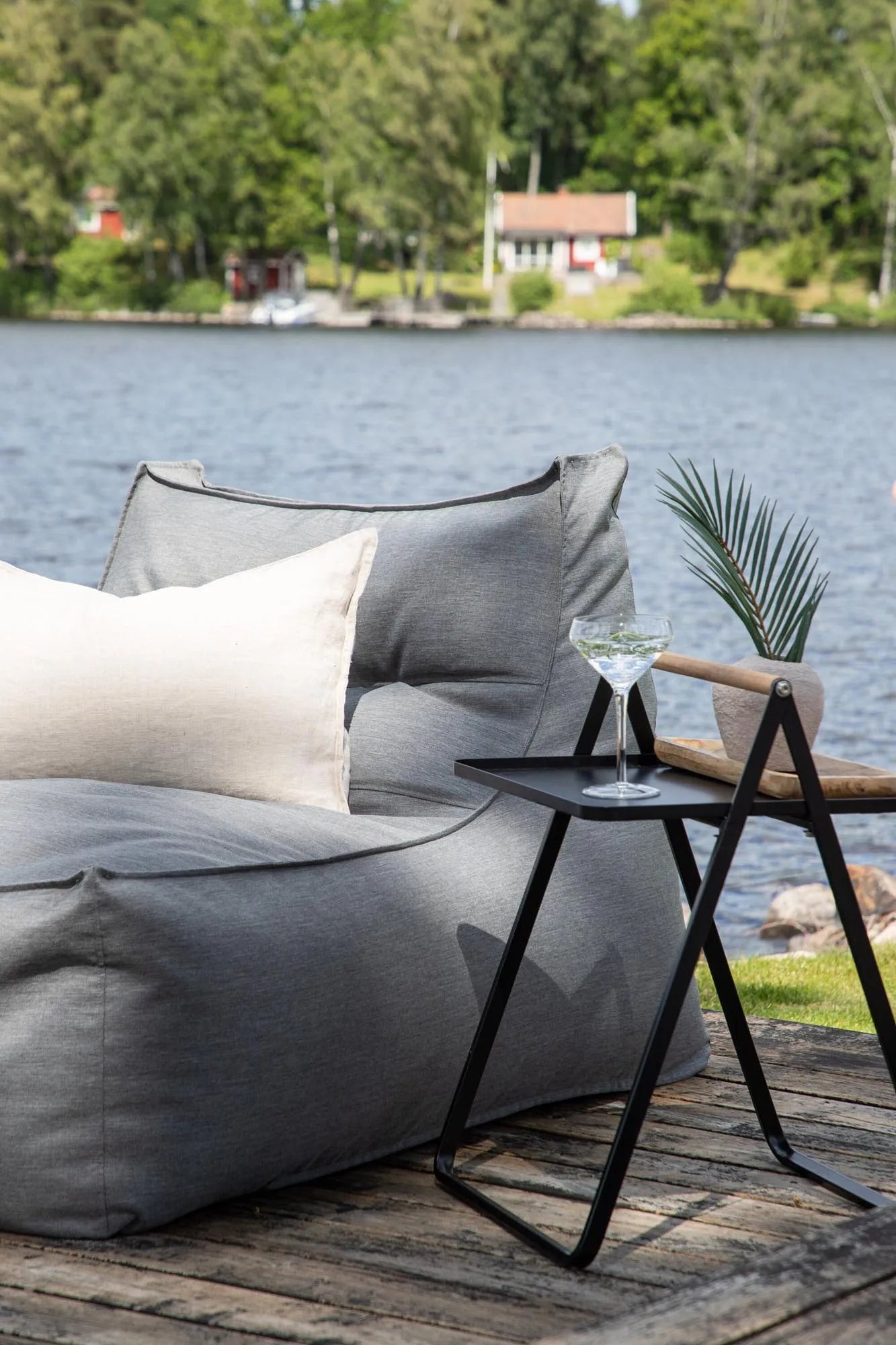 Der Redang Lounge Stuhl von Venture Home bietet stilvolles Design und Komfort, ideal für moderne Wohnräume.