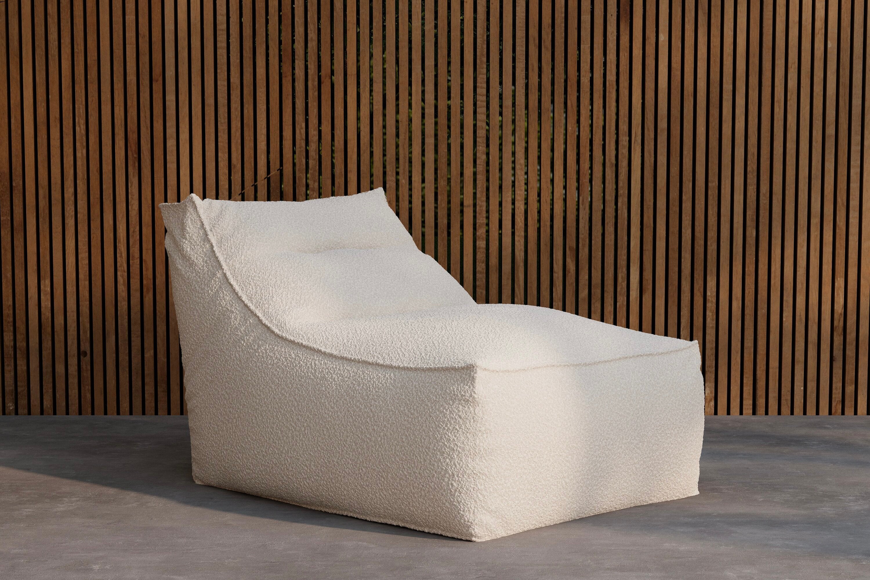 Eleganter Redang Liegestuhl in stilvollem Weiß, ideal für entspannte Stunden im Freien, erhältlich bei KAQTU Design AG.