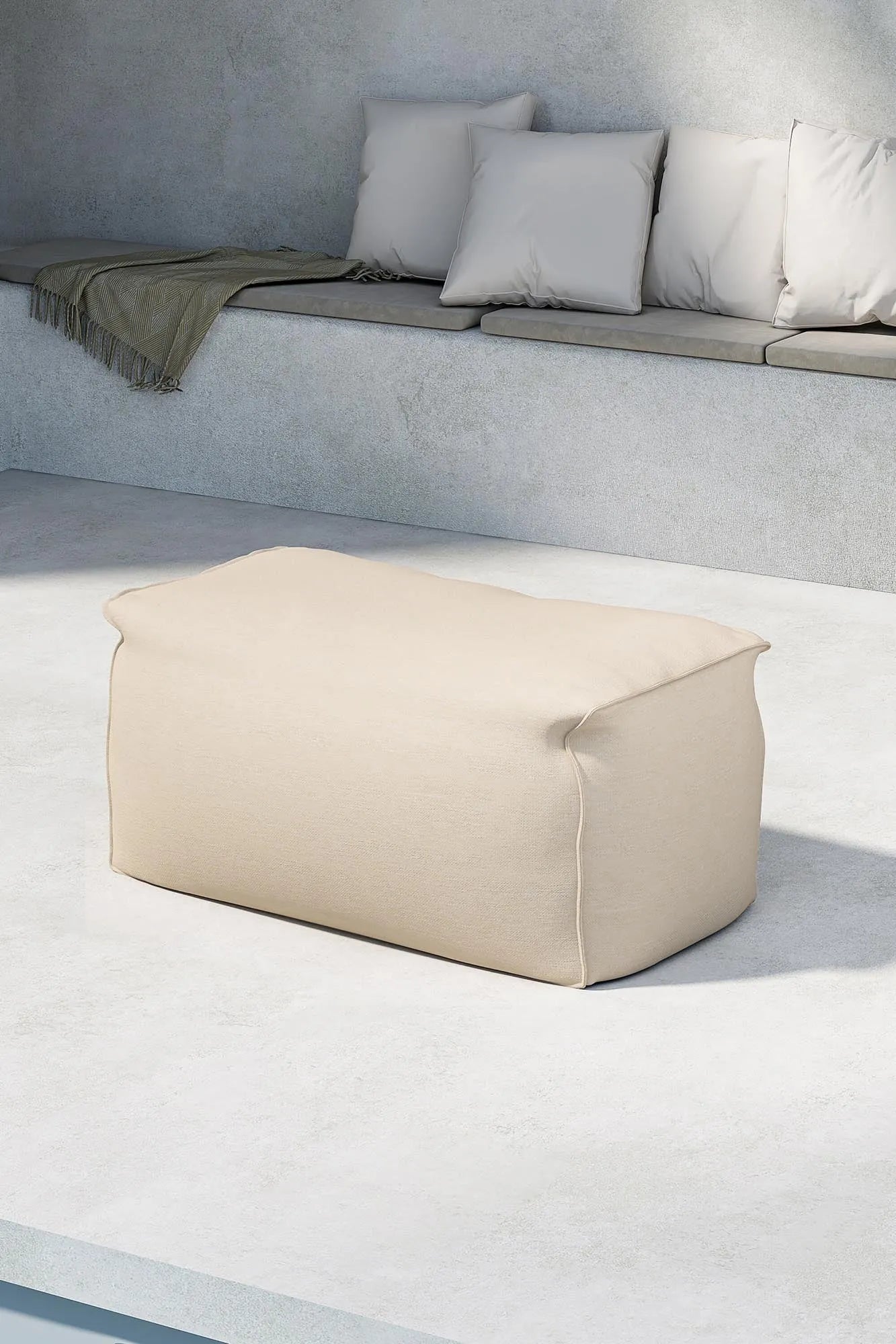 Der Redang Ottoman von Venture Home bietet stilvolles Design und Komfort, ideal für moderne Wohnräume.