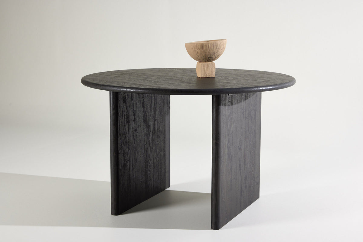 Björholmen Esstisch ⌀120 in Schwarz präsentiert im Onlineshop von KAQTU Design AG. Esstisch ist von Vind