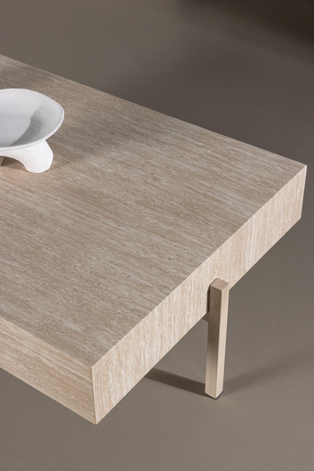 Vadholmen Sofatisch 76x130  in Travertine look präsentiert im Onlineshop von KAQTU Design AG. Beistelltisch ist von Vind