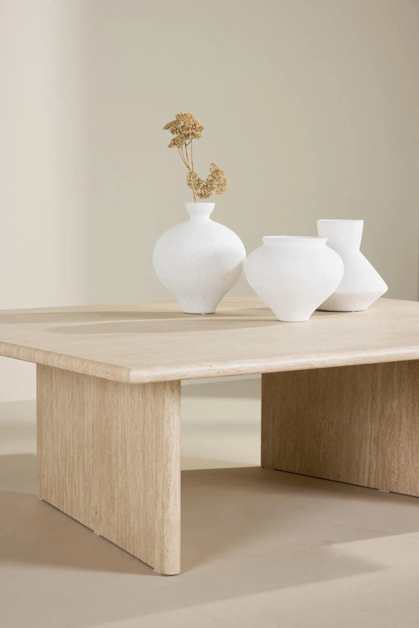 Moderner Skagen Sofatisch von Vind, 100x120 cm, stilvolles Design, hochwertige Materialien, ideal für jedes Wohnzimmer.