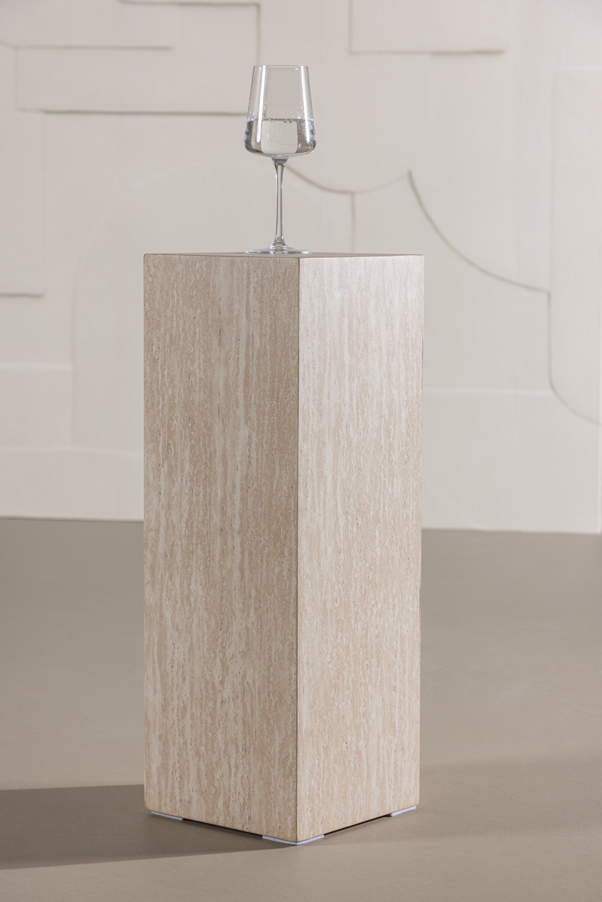 Ramsvik Sockel in Travertine look präsentiert im Onlineshop von KAQTU Design AG. Beistelltisch ist von Vind