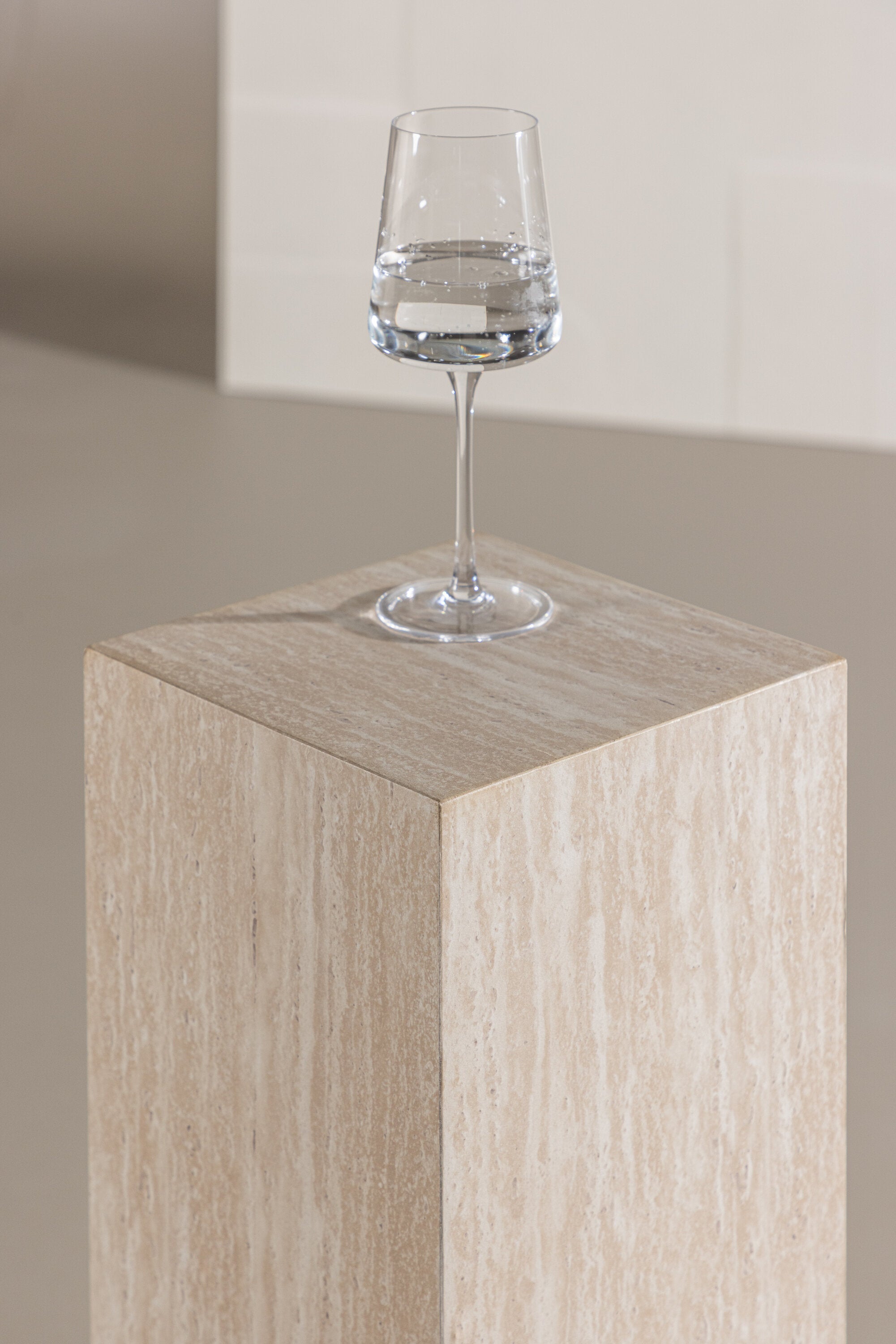 Ramsvik Sockel in Travertine look präsentiert im Onlineshop von KAQTU Design AG. Beistelltisch ist von Vind