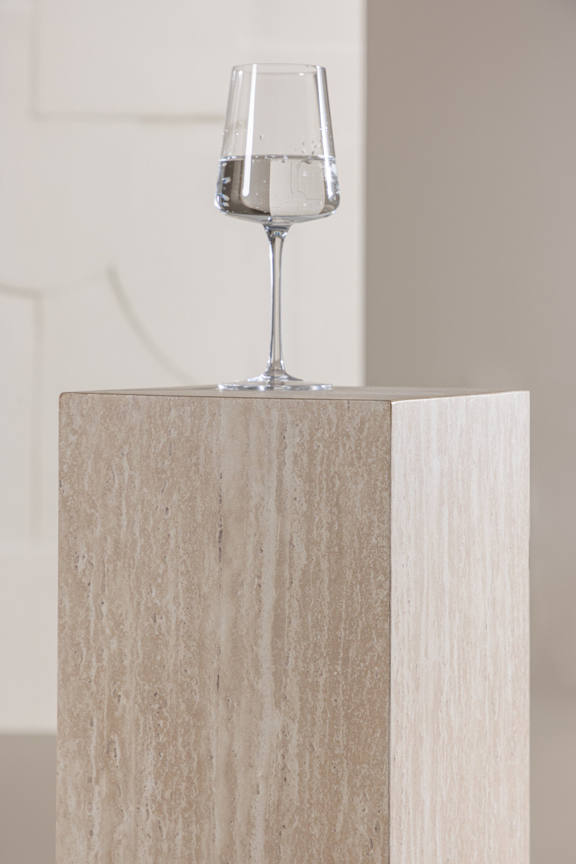 Ramsvik Sockel in Travertine look präsentiert im Onlineshop von KAQTU Design AG. Beistelltisch ist von Vind
