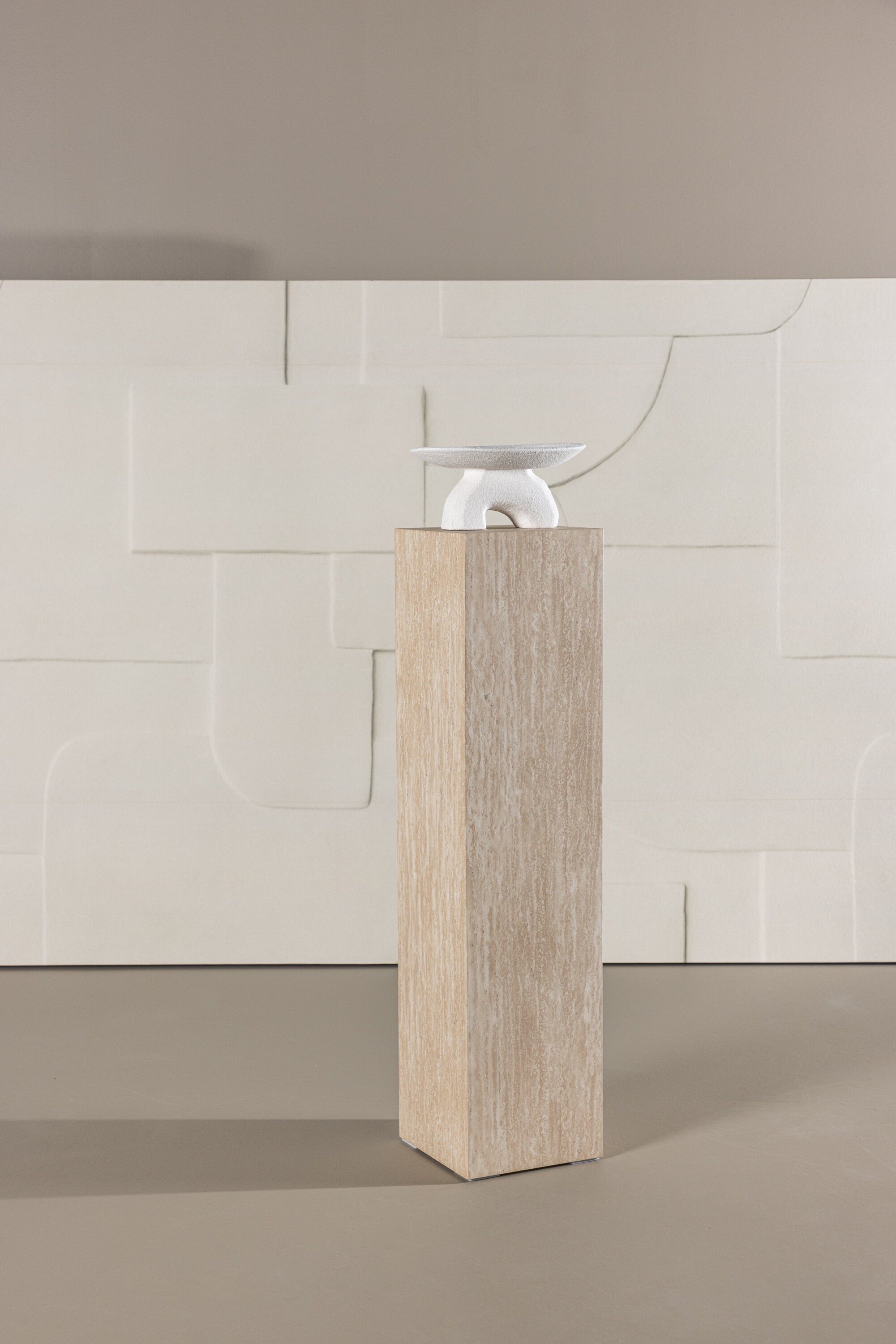 Ramsvik Sockel in Travertine look präsentiert im Onlineshop von KAQTU Design AG. Beistelltisch ist von Vind