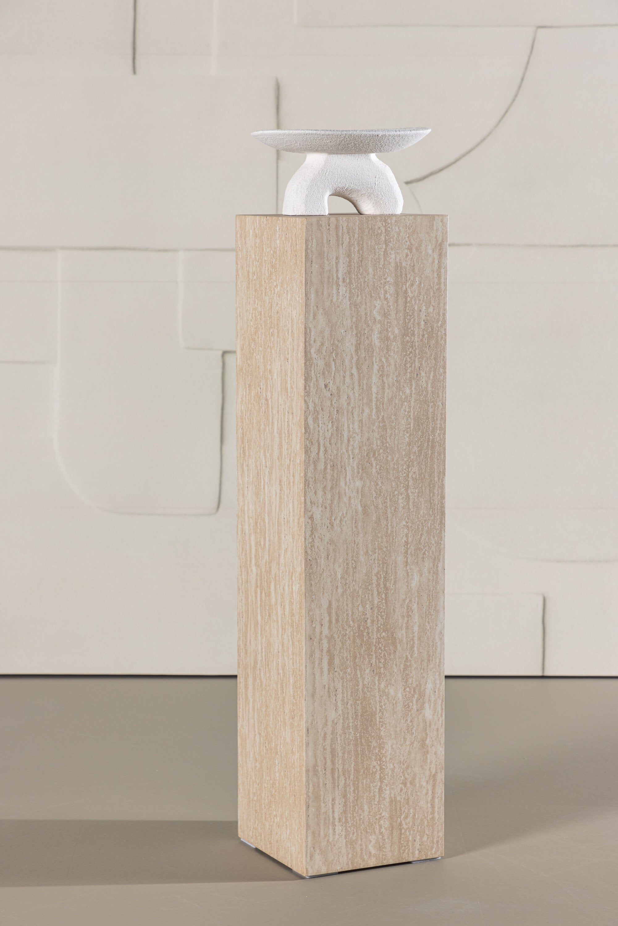 Ramsvik Sockel in Travertine look präsentiert im Onlineshop von KAQTU Design AG. Beistelltisch ist von Vind