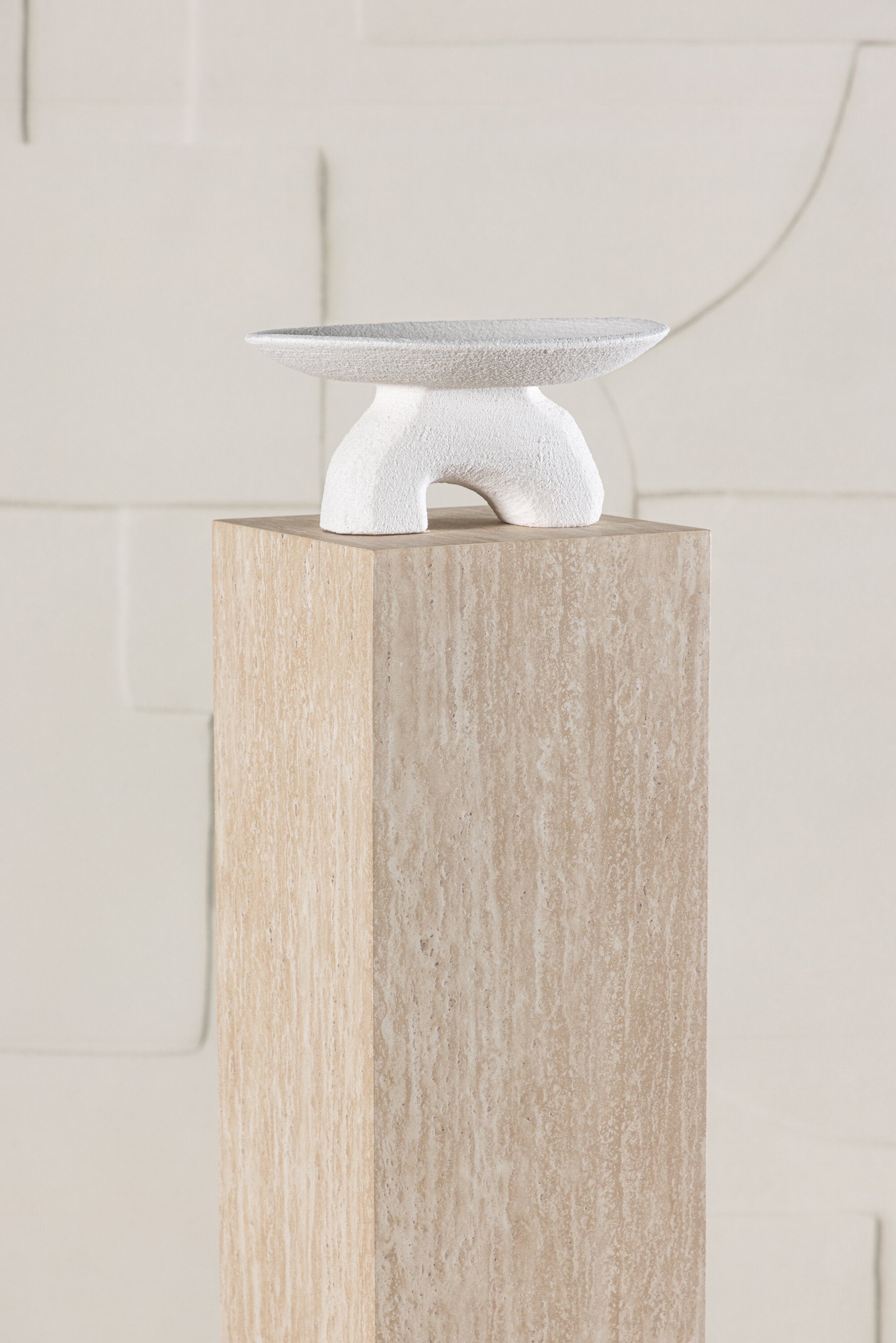 Ramsvik Sockel in Travertine look präsentiert im Onlineshop von KAQTU Design AG. Beistelltisch ist von Vind