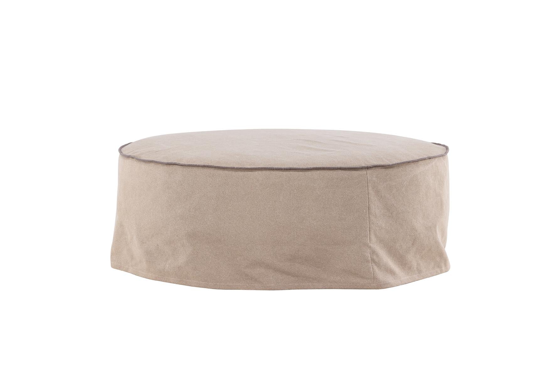 Der Vindö Ottoman ⌀101 kombiniert elegantes Design mit vielseitiger Funktionalität. Ideal als Sitzgelegenheit oder stilvolle Ablage.