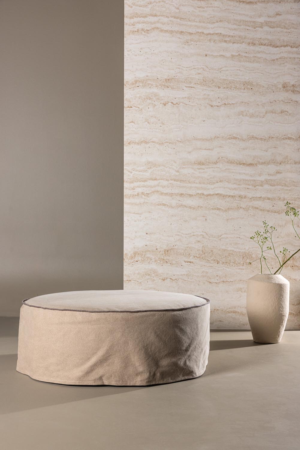 Vindö Ottoman ⌀101  in Brown Linen präsentiert im Onlineshop von KAQTU Design AG. Ottoman ist von Vind