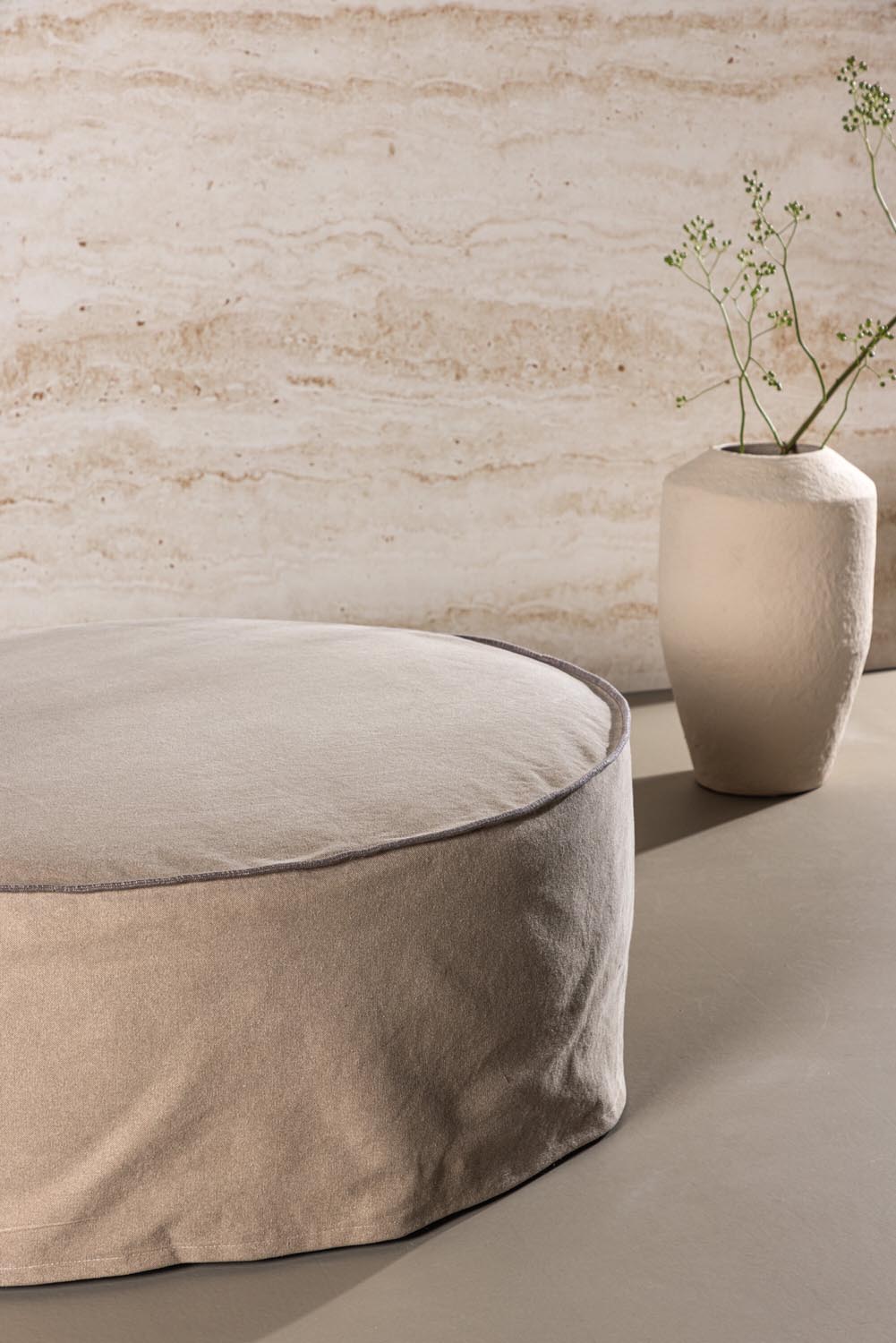 Vindö Ottoman ⌀101  in Brown Linen präsentiert im Onlineshop von KAQTU Design AG. Ottoman ist von Vind
