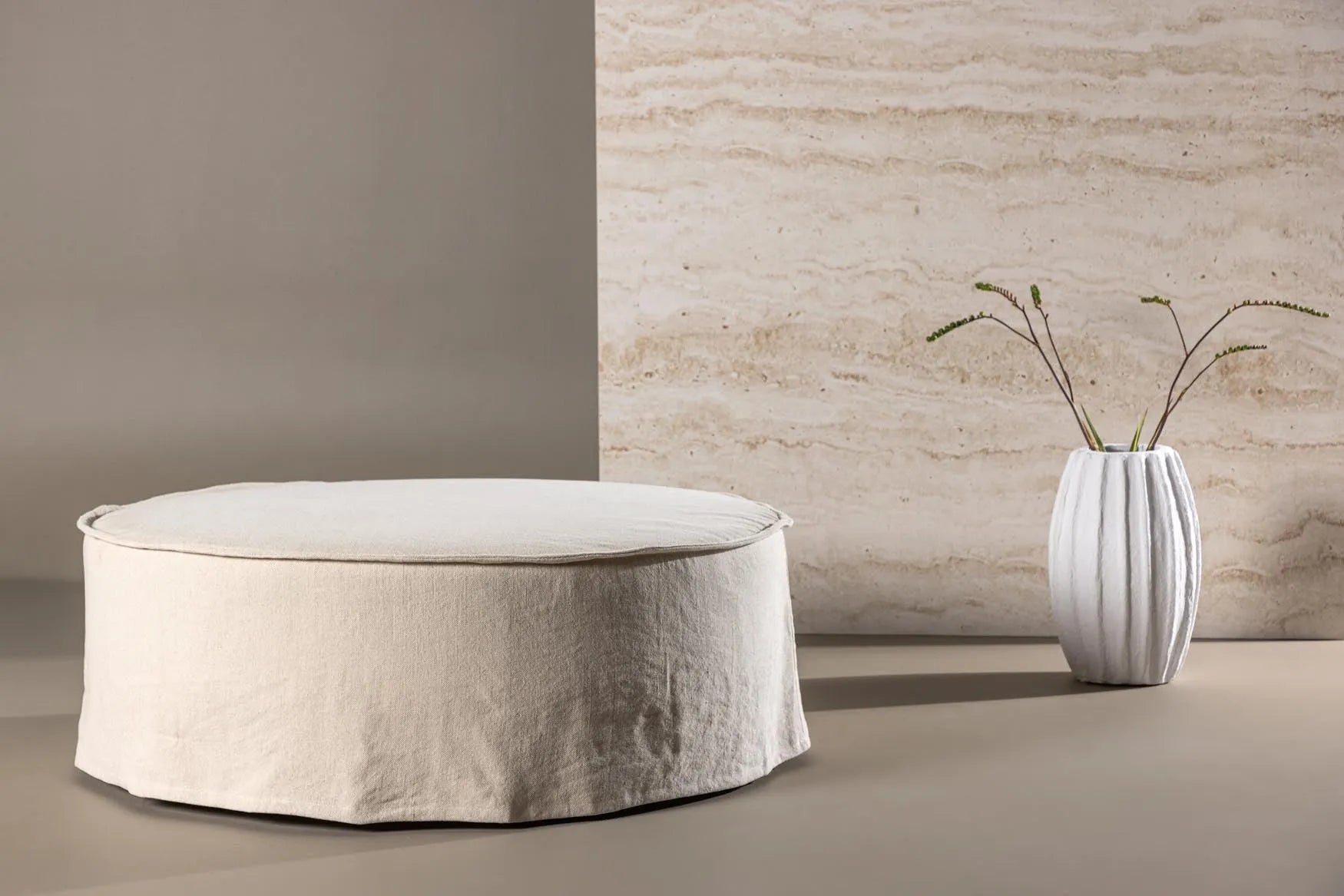 Vindö Ottoman ⌀101  in Beige Linen präsentiert im Onlineshop von KAQTU Design AG. Ottoman ist von Venture Home