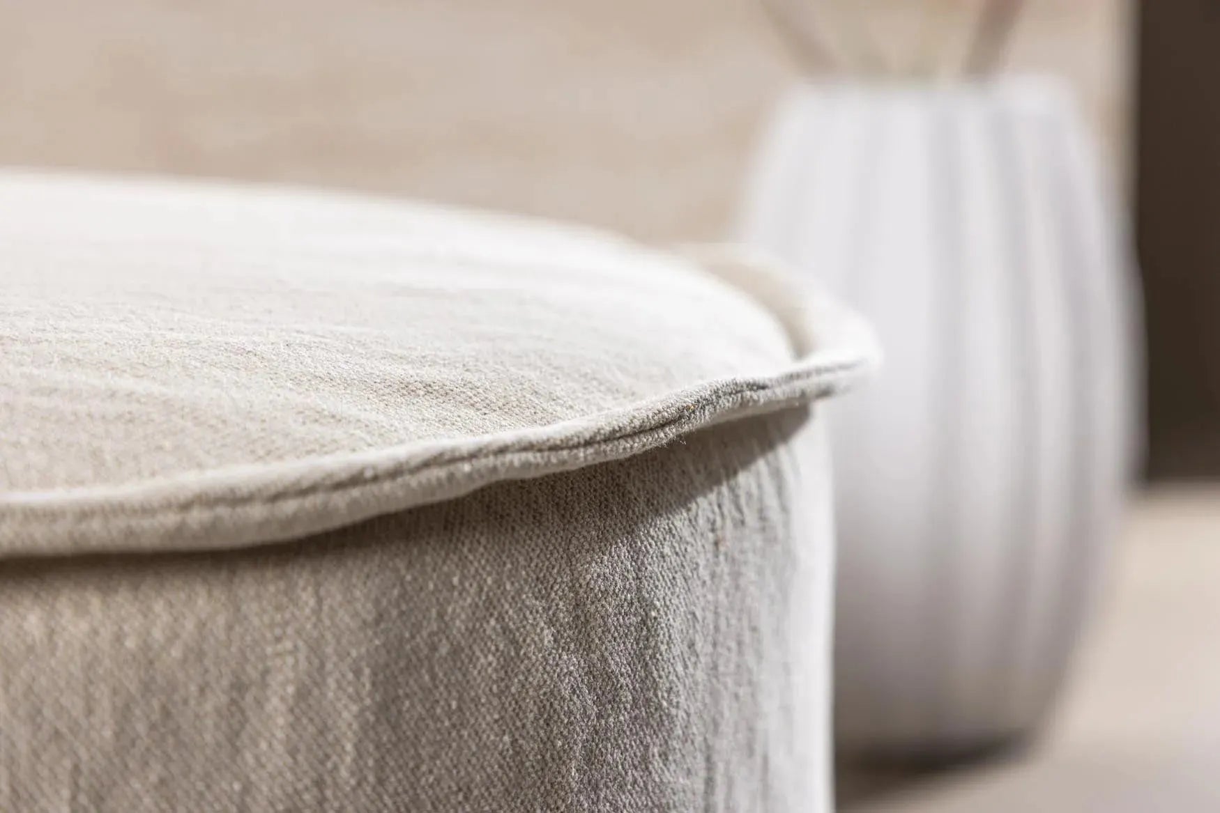 Vindö Ottoman ⌀101  in Beige Linen präsentiert im Onlineshop von KAQTU Design AG. Ottoman ist von Venture Home