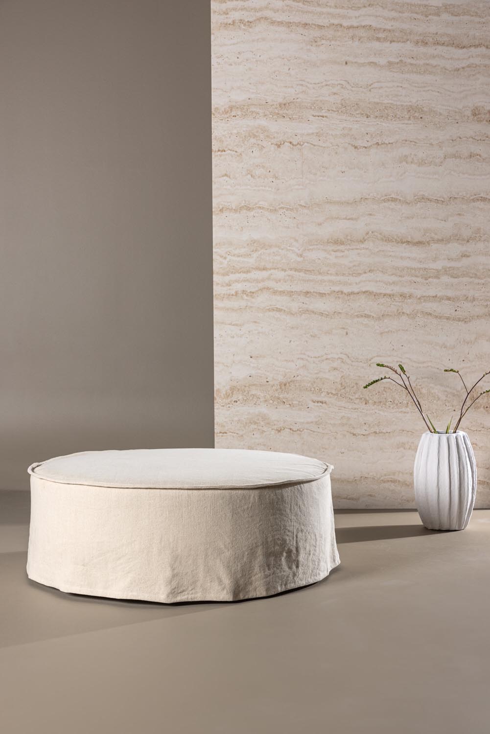 Vindö Ottoman ⌀101  in Beige Linen präsentiert im Onlineshop von KAQTU Design AG. Ottoman ist von Vind