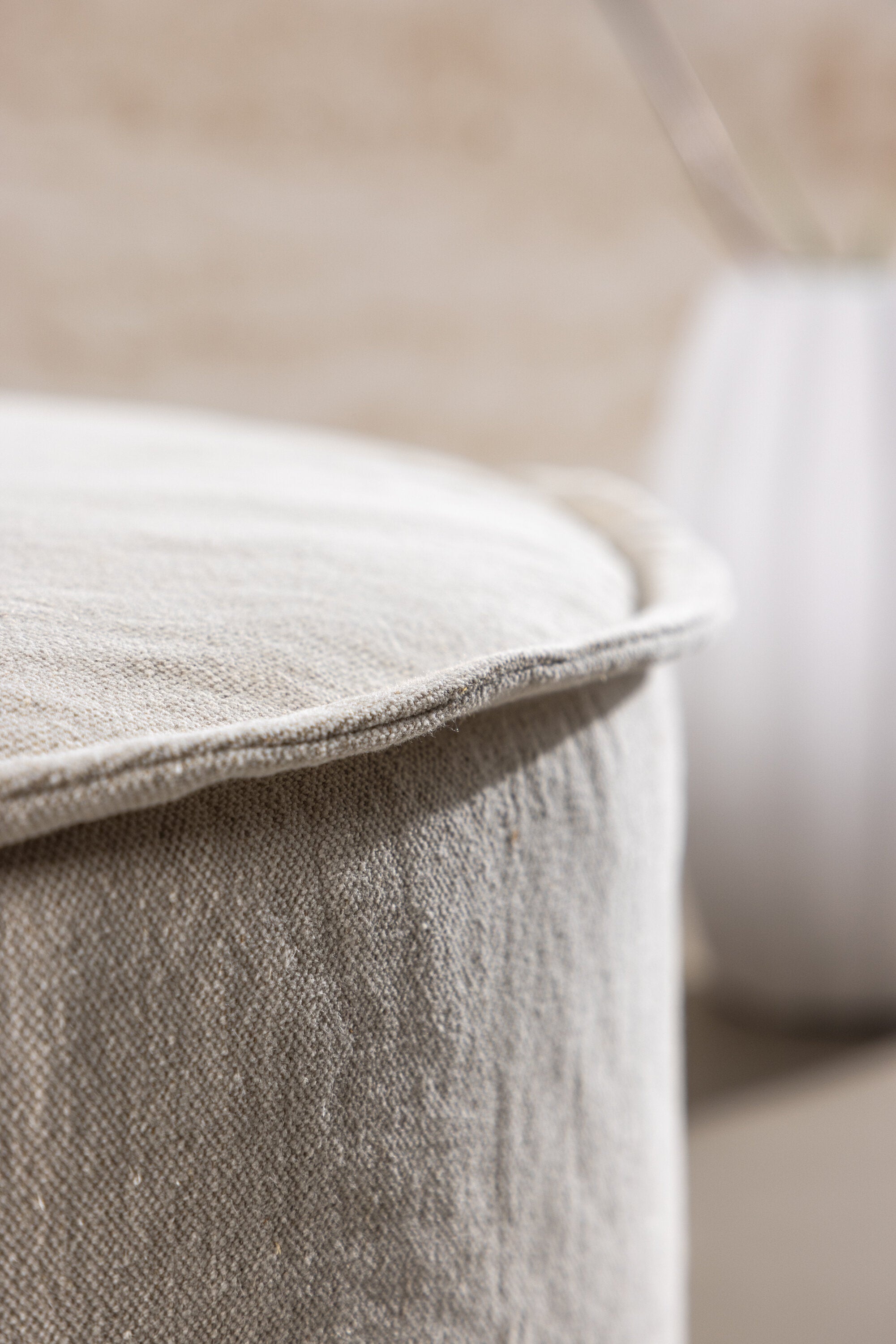 Vindö Ottoman ⌀101  in Beige Linen präsentiert im Onlineshop von KAQTU Design AG. Ottoman ist von Vind
