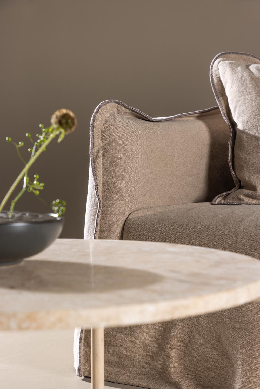 Oskarshamn 3 Seater Sofa in Beige/Brown präsentiert im Onlineshop von KAQTU Design AG. 3er Sofa ist von Vind