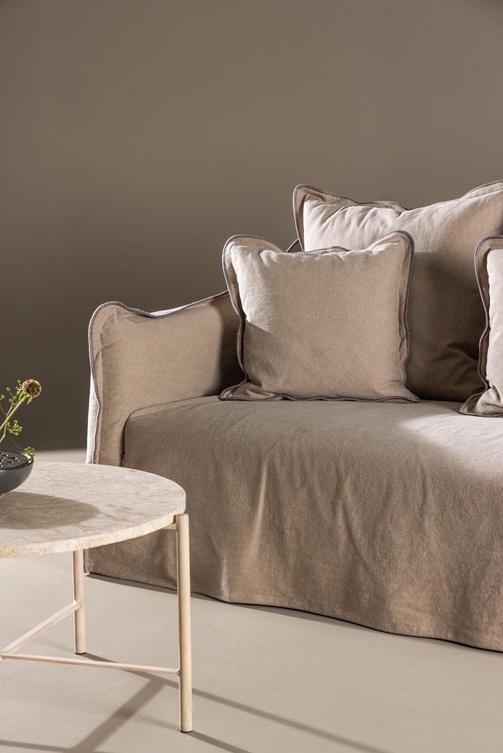 Oskarshamn 3 Seater Sofa in Beige/Brown präsentiert im Onlineshop von KAQTU Design AG. 3er Sofa ist von Vind