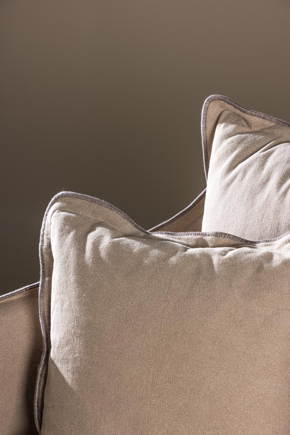 Oskarshamn 3 Seater Sofa in Beige/Brown präsentiert im Onlineshop von KAQTU Design AG. 3er Sofa ist von Vind