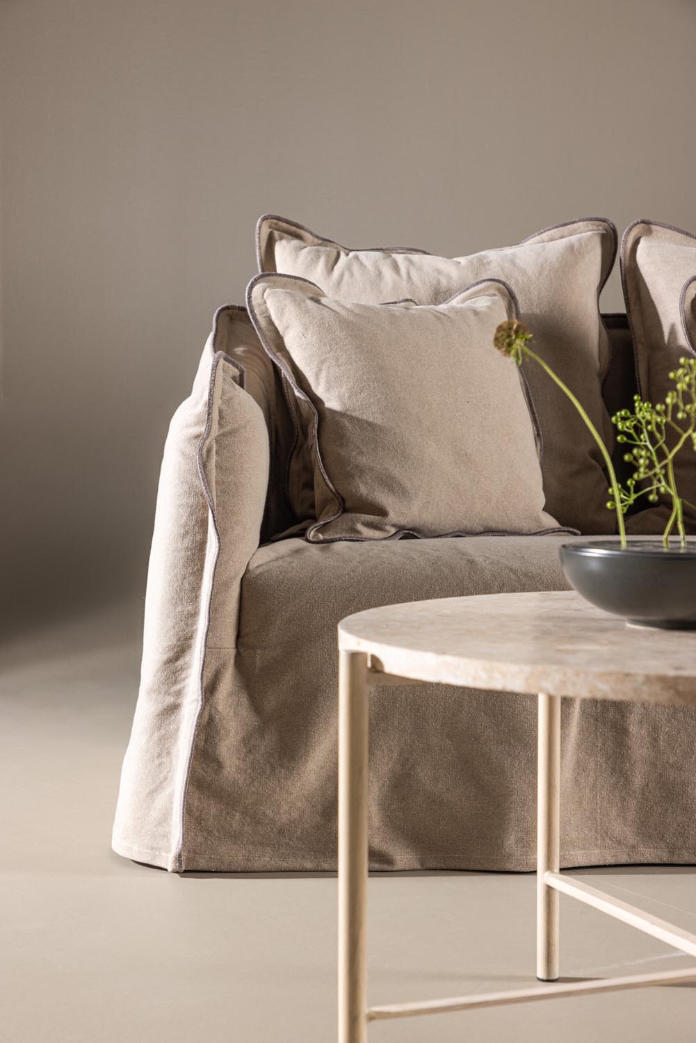 Oskarshamn 3 Seater Sofa in Beige/Brown präsentiert im Onlineshop von KAQTU Design AG. 3er Sofa ist von Vind