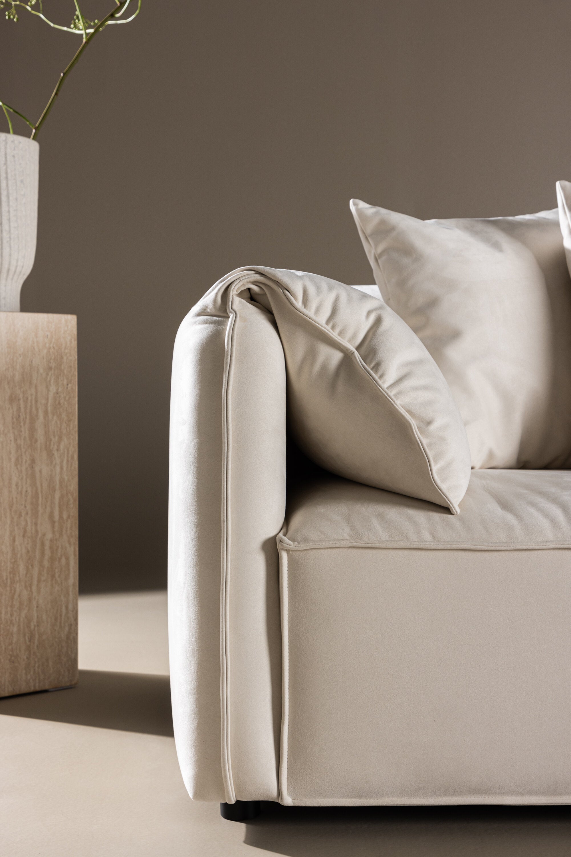 Torekov 3 Seater Sofa in Beige Mocca Look präsentiert im Onlineshop von KAQTU Design AG. 3er Sofa ist von Vind