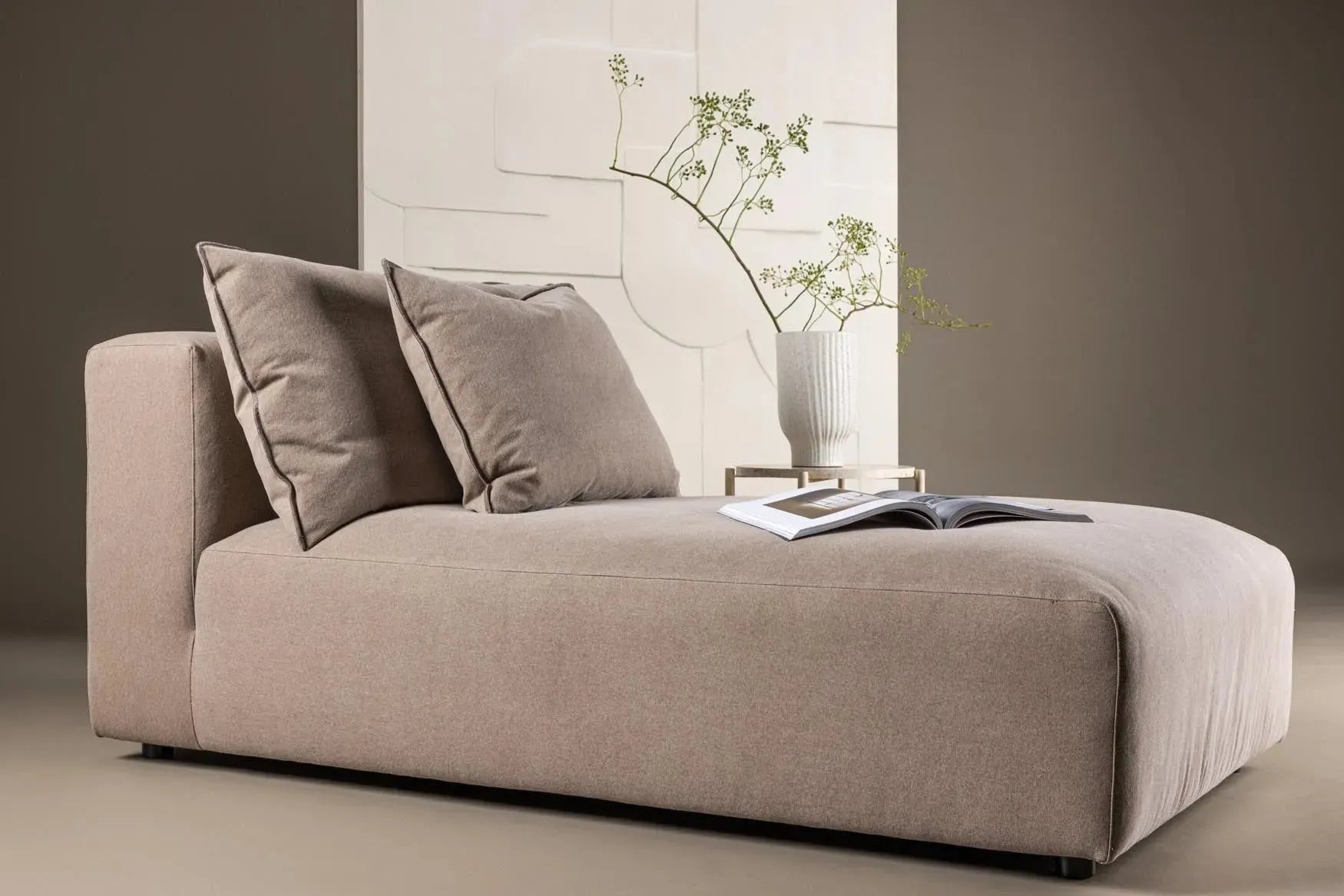 Malö Daybed  in Dark Brown Linen präsentiert im Onlineshop von KAQTU Design AG. Sessel ist von Venture Home