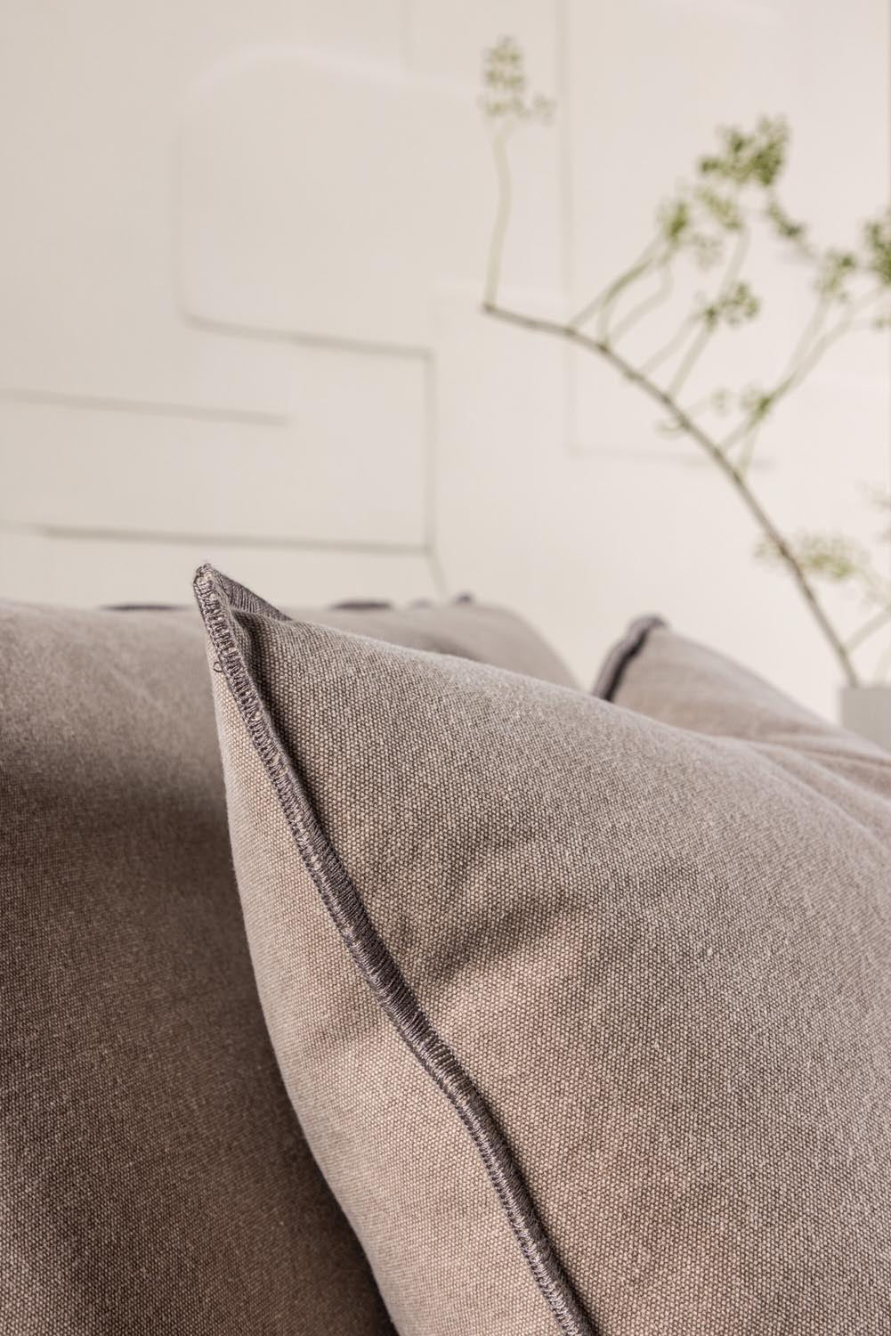 Malö Daybed  in Dark Brown Linen präsentiert im Onlineshop von KAQTU Design AG. Sessel ist von Vind