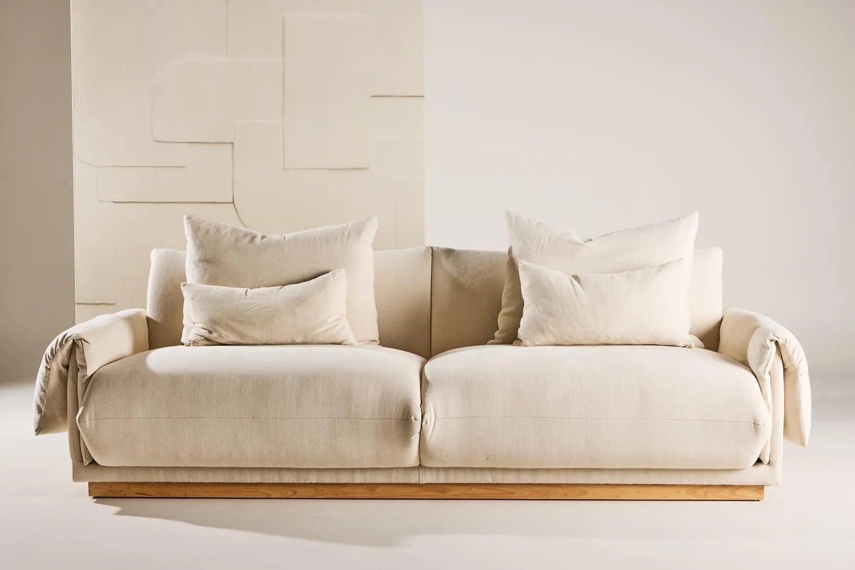 Mollösund Sofa: Eleganz und Gemütlichkeit in einem Design vereint.