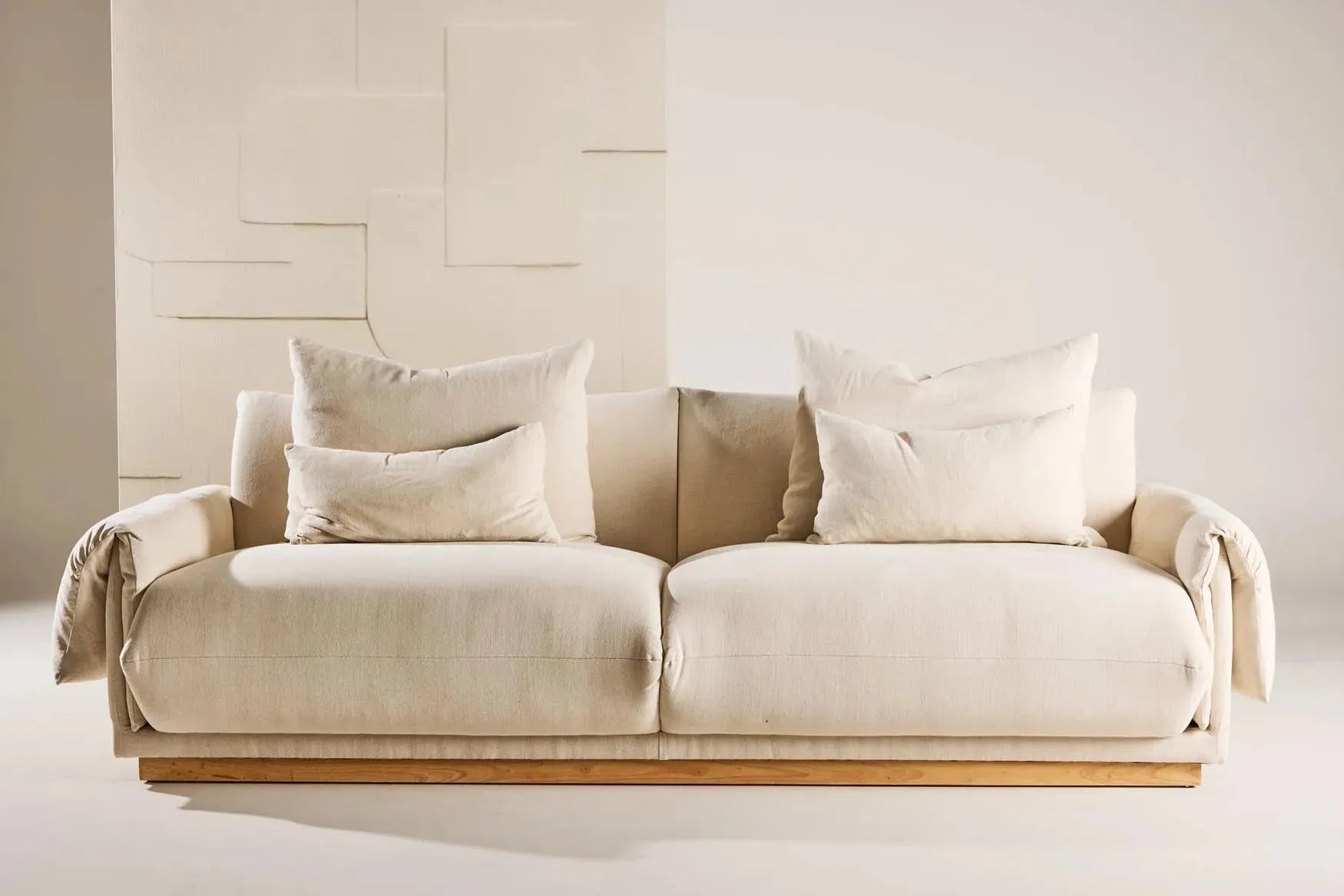 Mollösund Sofa: Eleganz und Gemütlichkeit in einem Design vereint.