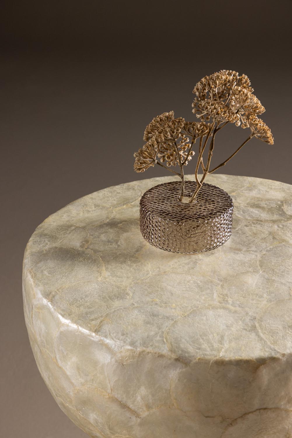 Sandön Sofatisch in Capiz / Natural präsentiert im Onlineshop von KAQTU Design AG. Beistelltisch ist von Vind