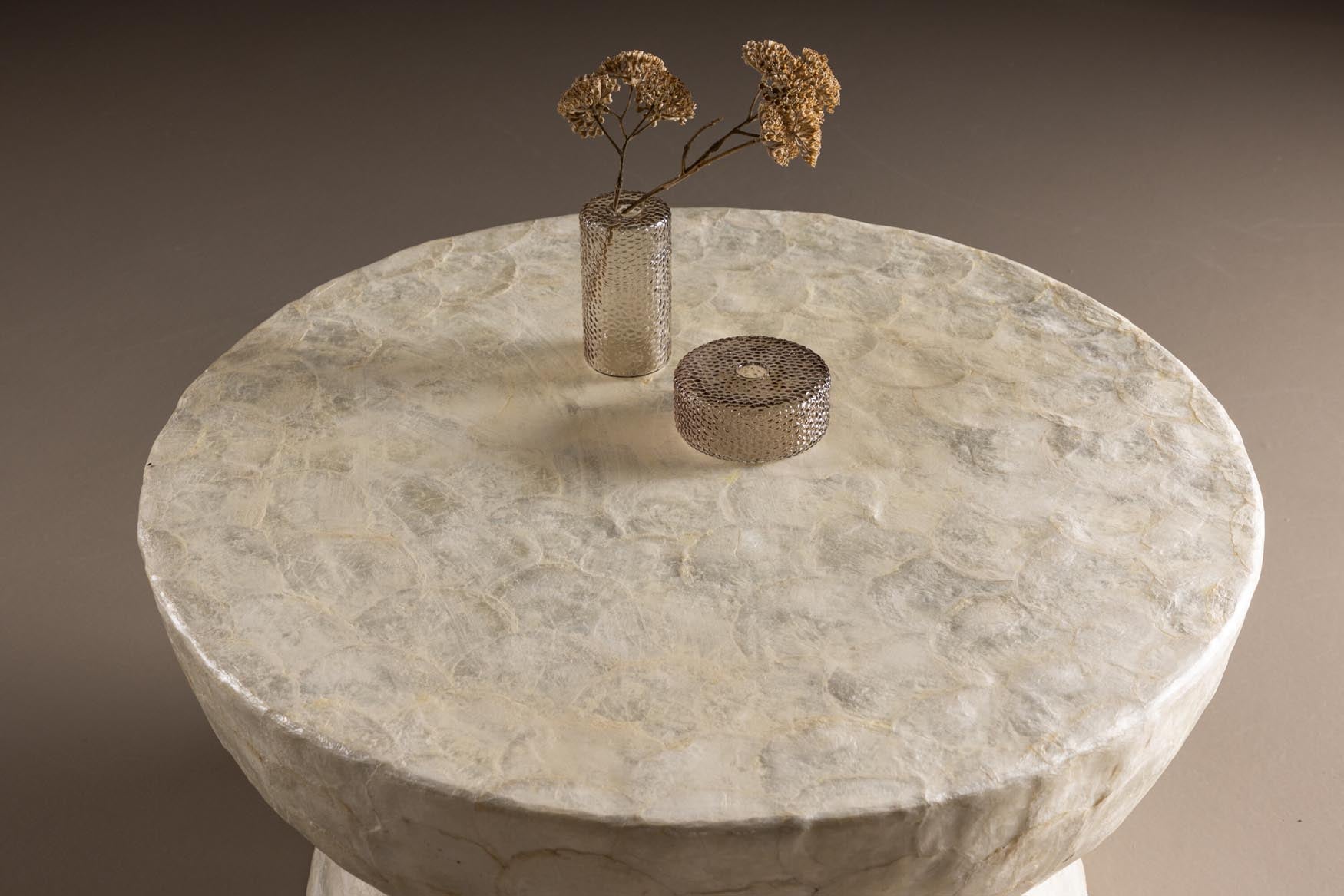 Eleganter Sandön Sofatisch von Vind, aus robustem Polyresin und nachhaltigem Gummiholz, ideal für stilvolle Wohnräume.