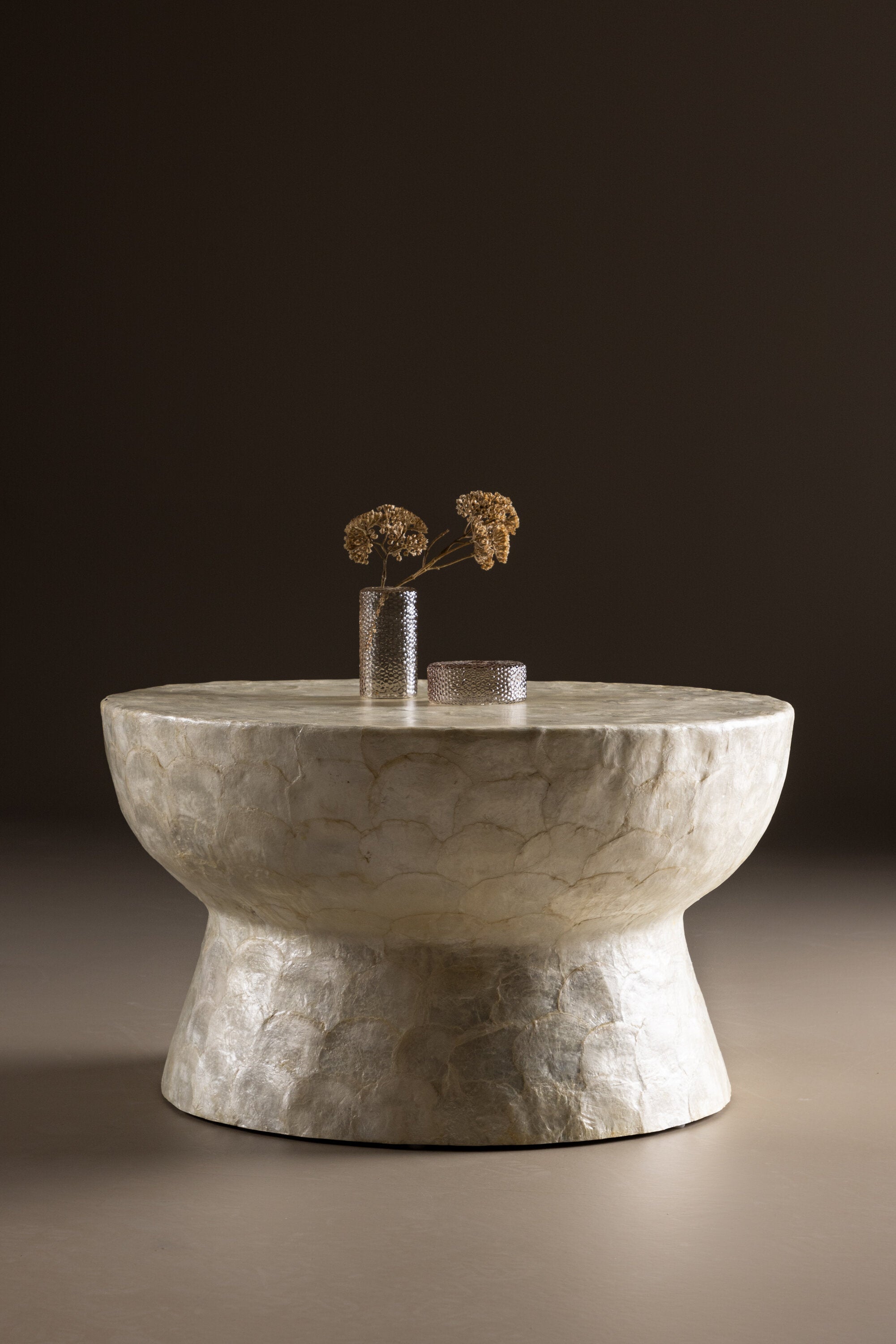 Sandön Sofatisch in Capiz / Natural präsentiert im Onlineshop von KAQTU Design AG. Beistelltisch ist von Vind