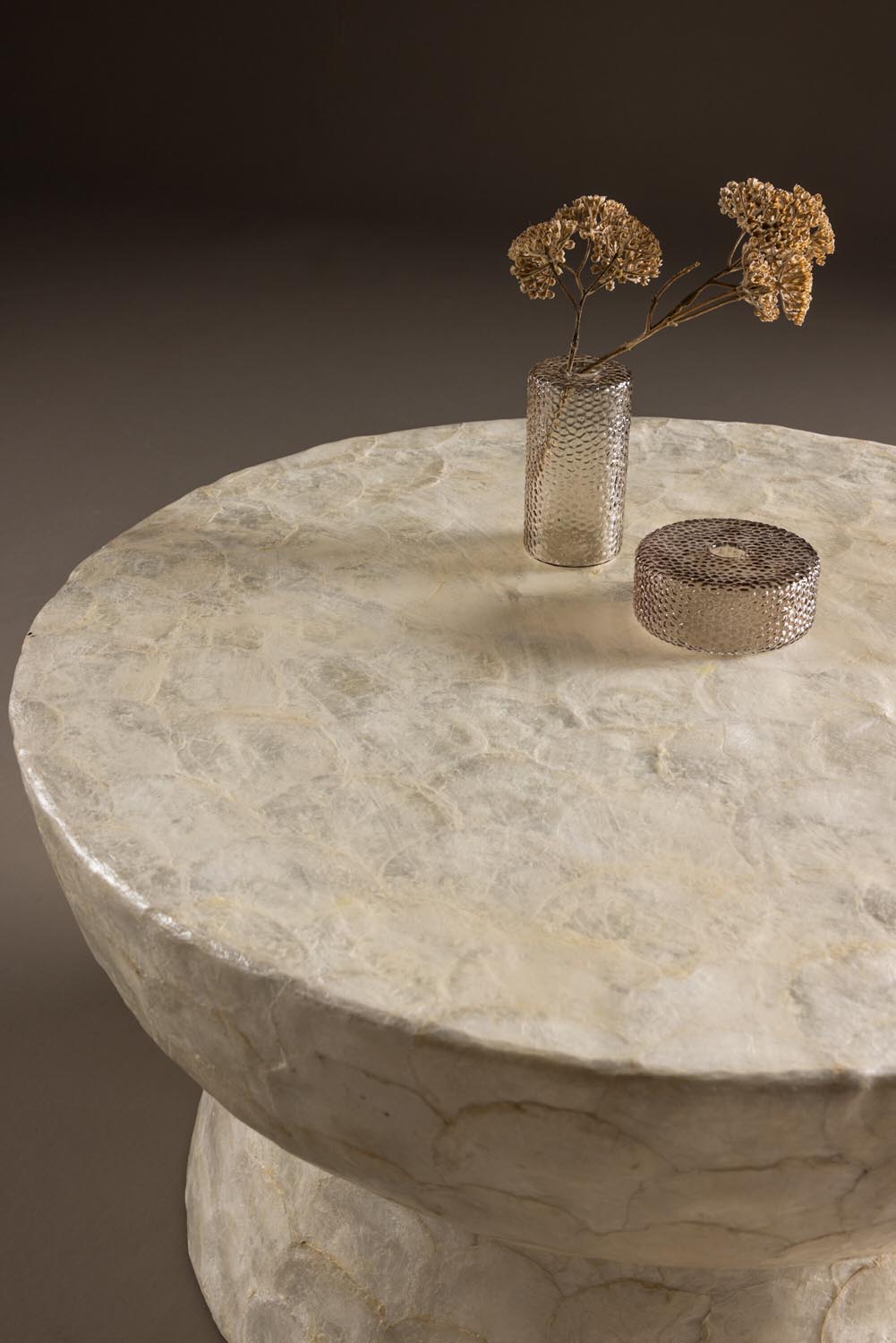 Sandön Sofatisch in Capiz / Natural präsentiert im Onlineshop von KAQTU Design AG. Beistelltisch ist von Vind