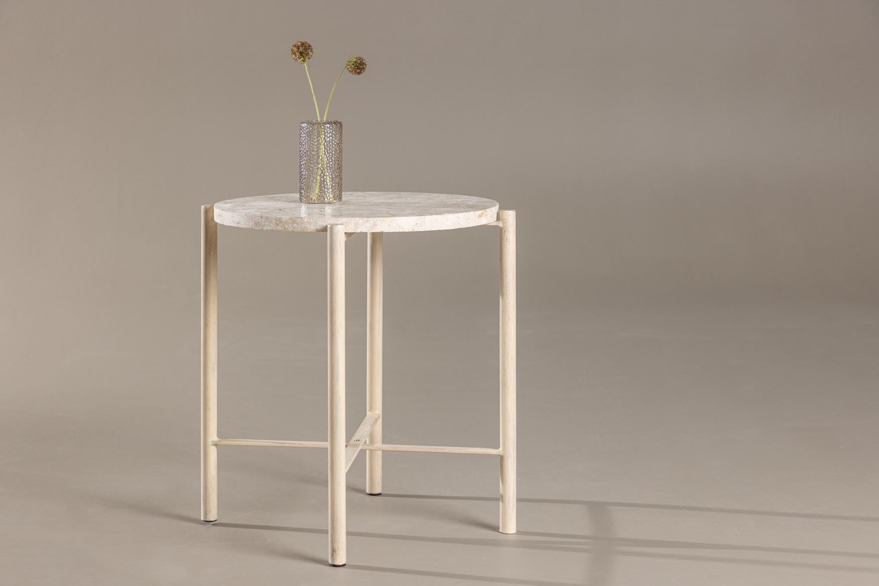 Entdecken Sie den Sandhamn Sofatisch von Vind: Elegantes Design, langlebiges Eisen, perfekt für Ihr Wohnzimmer oder die Terrasse.
