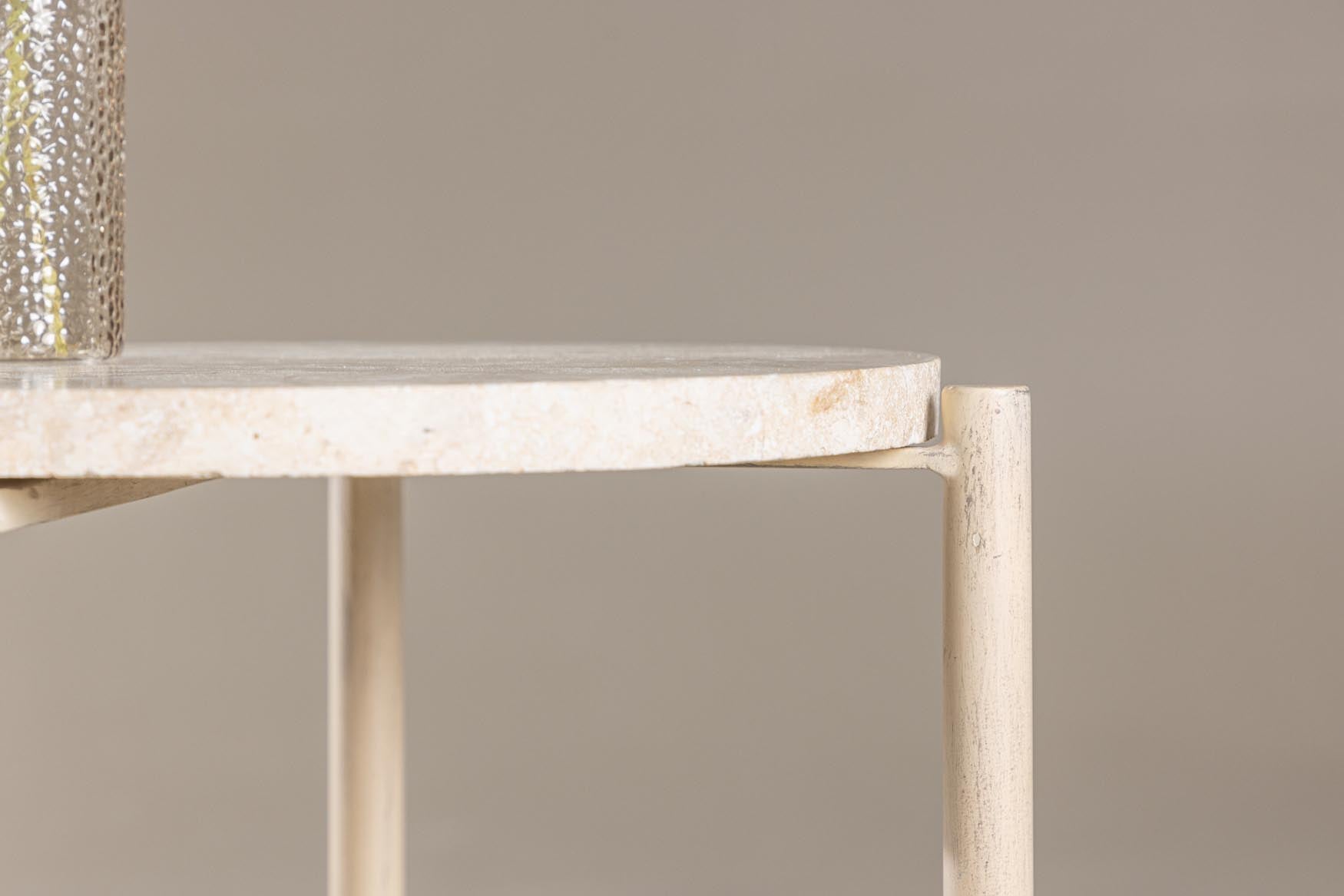 Der Sandhamn Sofatisch von Vind vereint modernes Design und Funktionalität. Robustes, pulverbeschichtetes Eisen für drinnen und draußen.