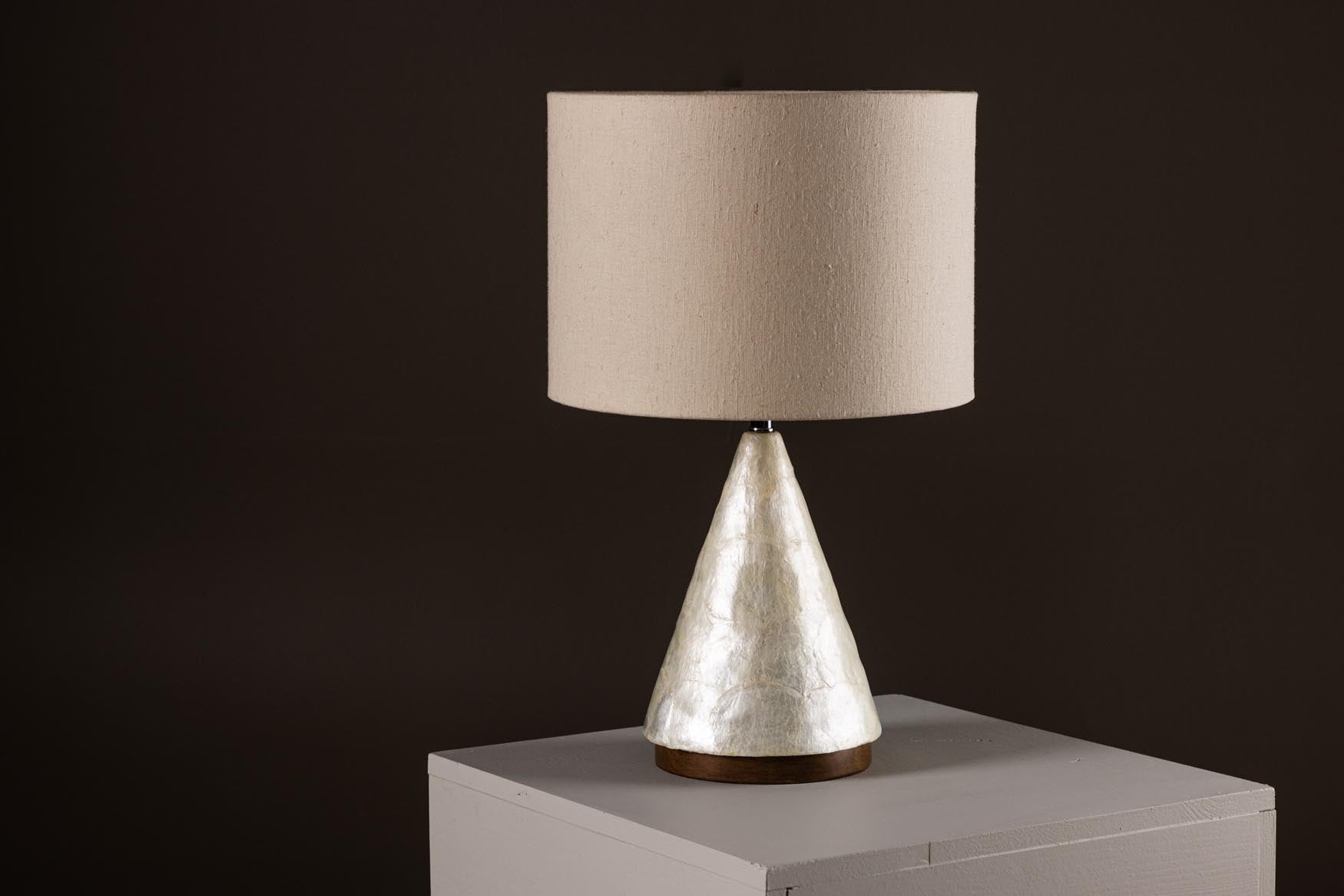 Moderne Donsö Tischleuchte ⌀35 von Vind: Jute & PVC vereinen sich für warmes Licht. Perfekt für jeden Raum, skandinavischer Charme.